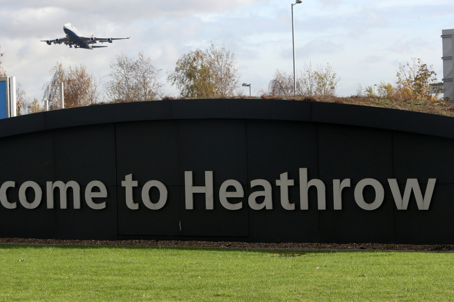 Competition regulator orders rethink on Heathrow charges 