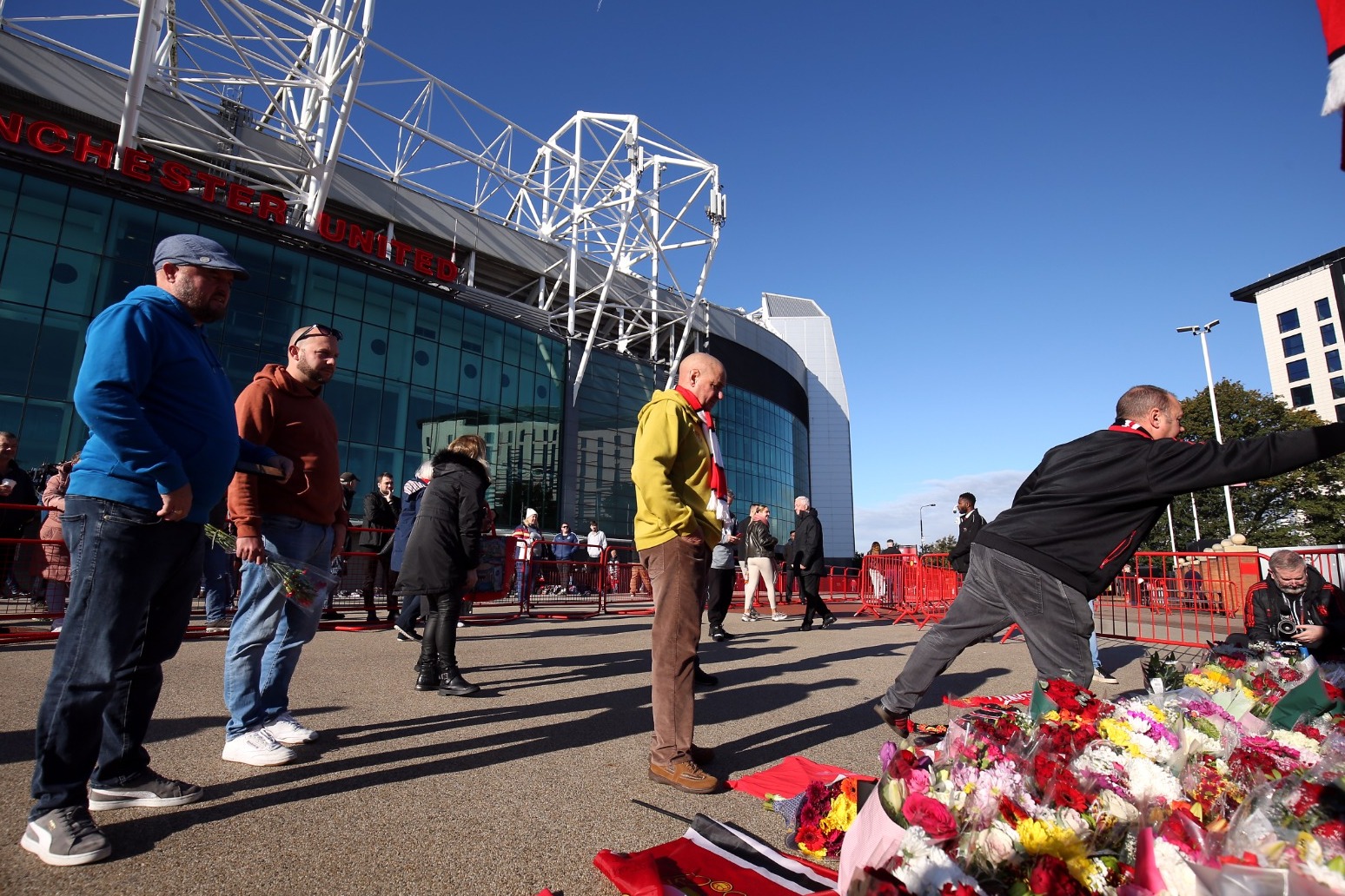 Manchester United fans head to Old Trafford to pay tribute to Sir Bobby Charlton 