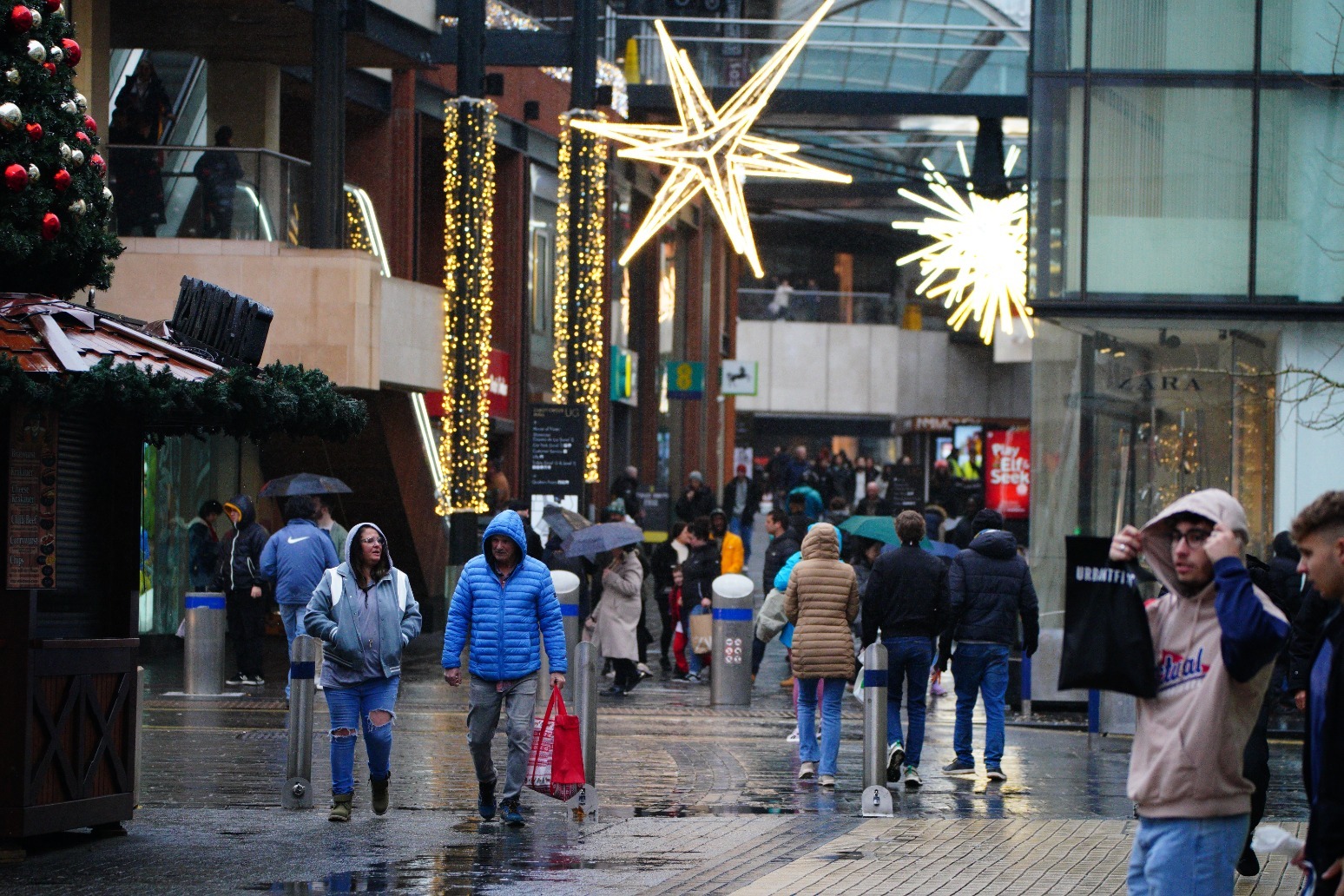 Last-minute shoppers hit the streets on Christmas Eve 