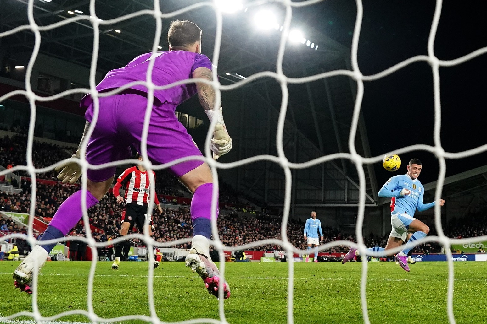 Foden hat-trick seals City win 