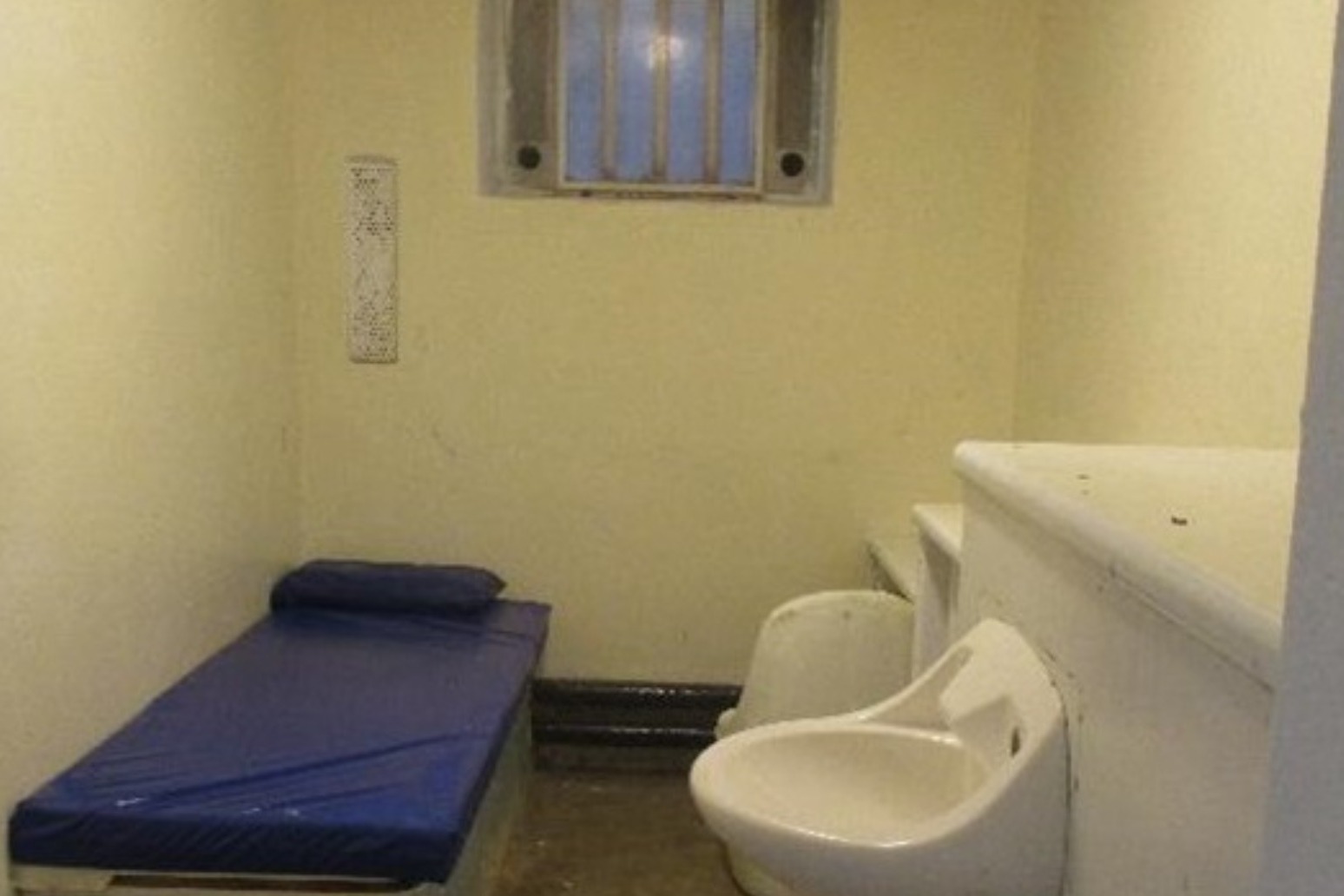 Watchdog condemns conditions at Bedford prison 