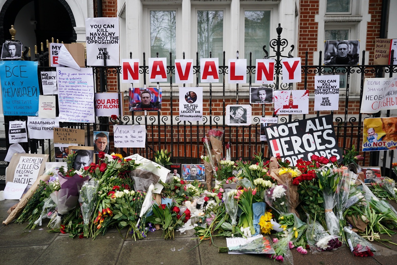 UK weighs up response in wake of Navalny death