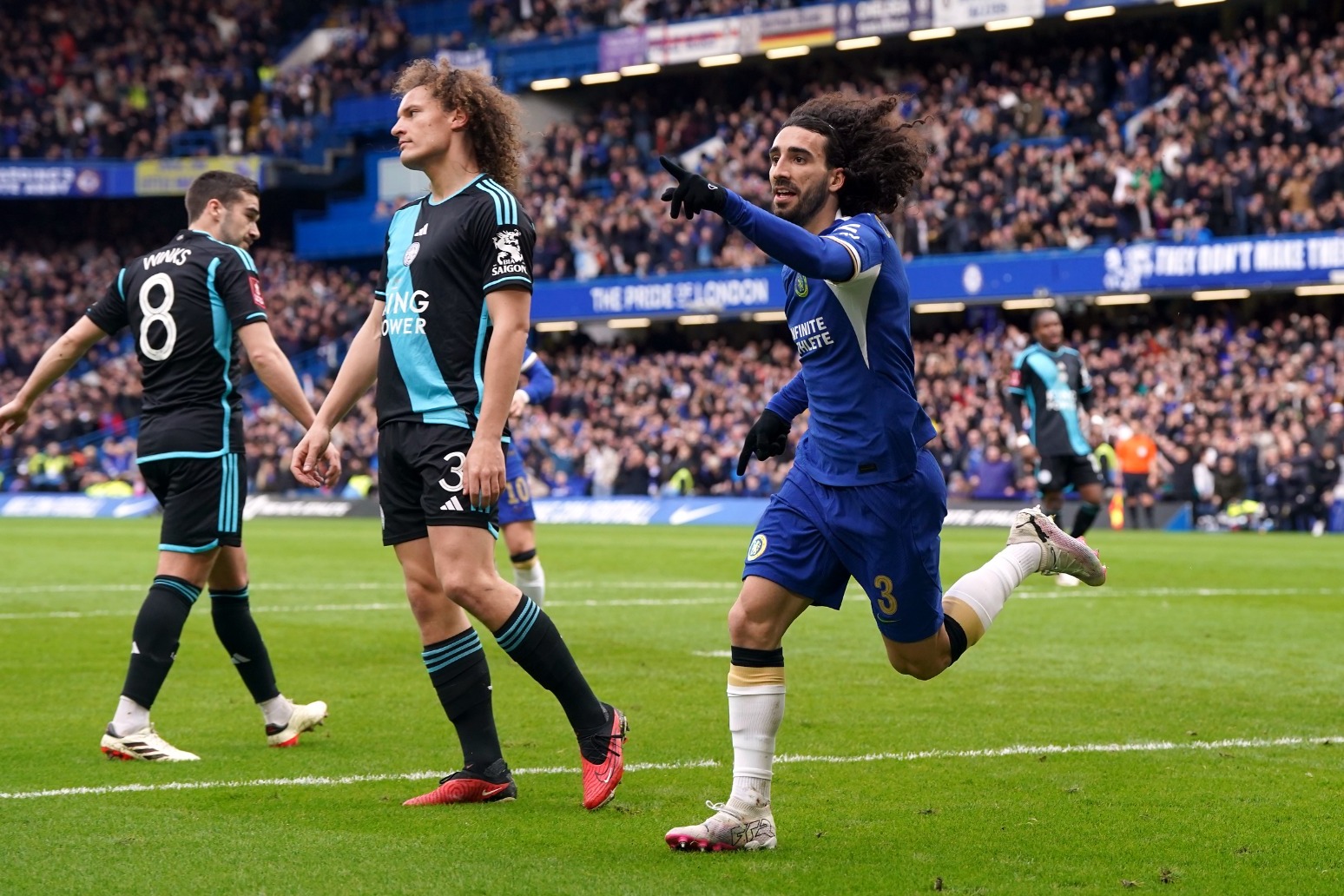 Chelsea beat Leicester to reach semis 