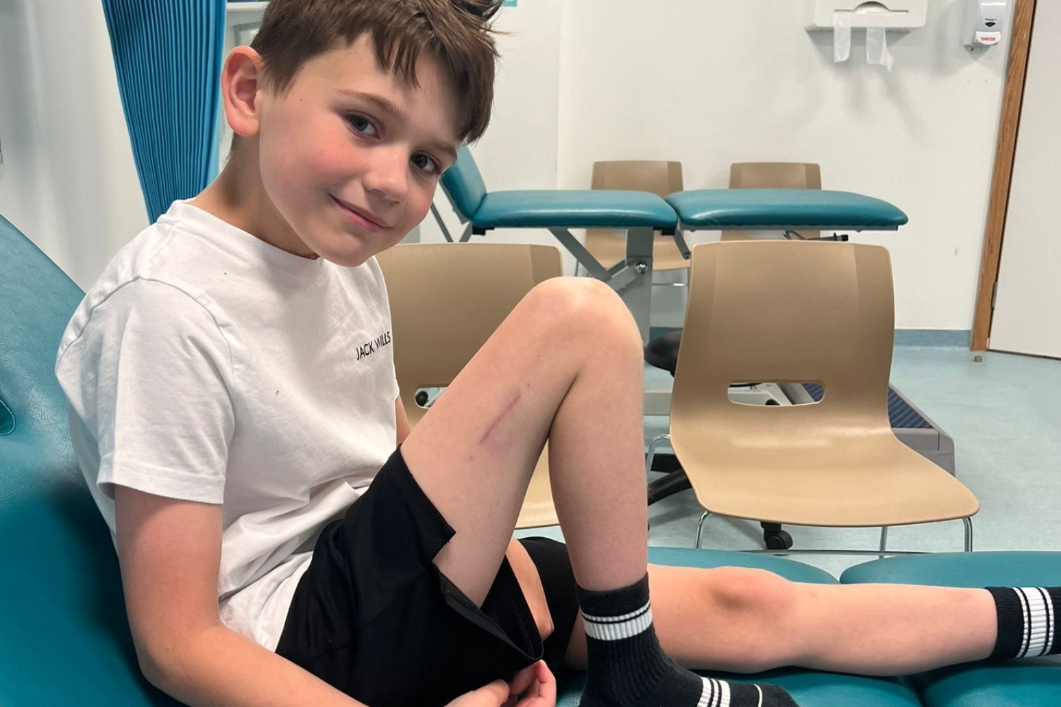 Surgeons pioneer new technique to treat boy with rare leg condition in UK first 