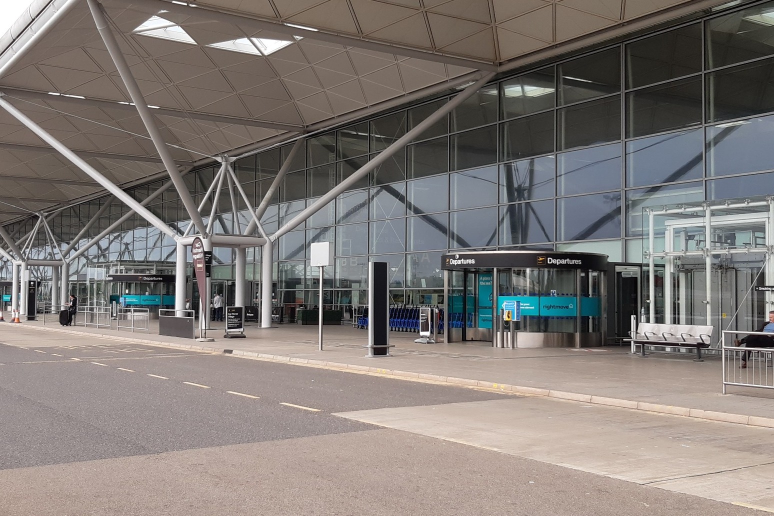 Three in four UK airports hike drop-off fees in past year