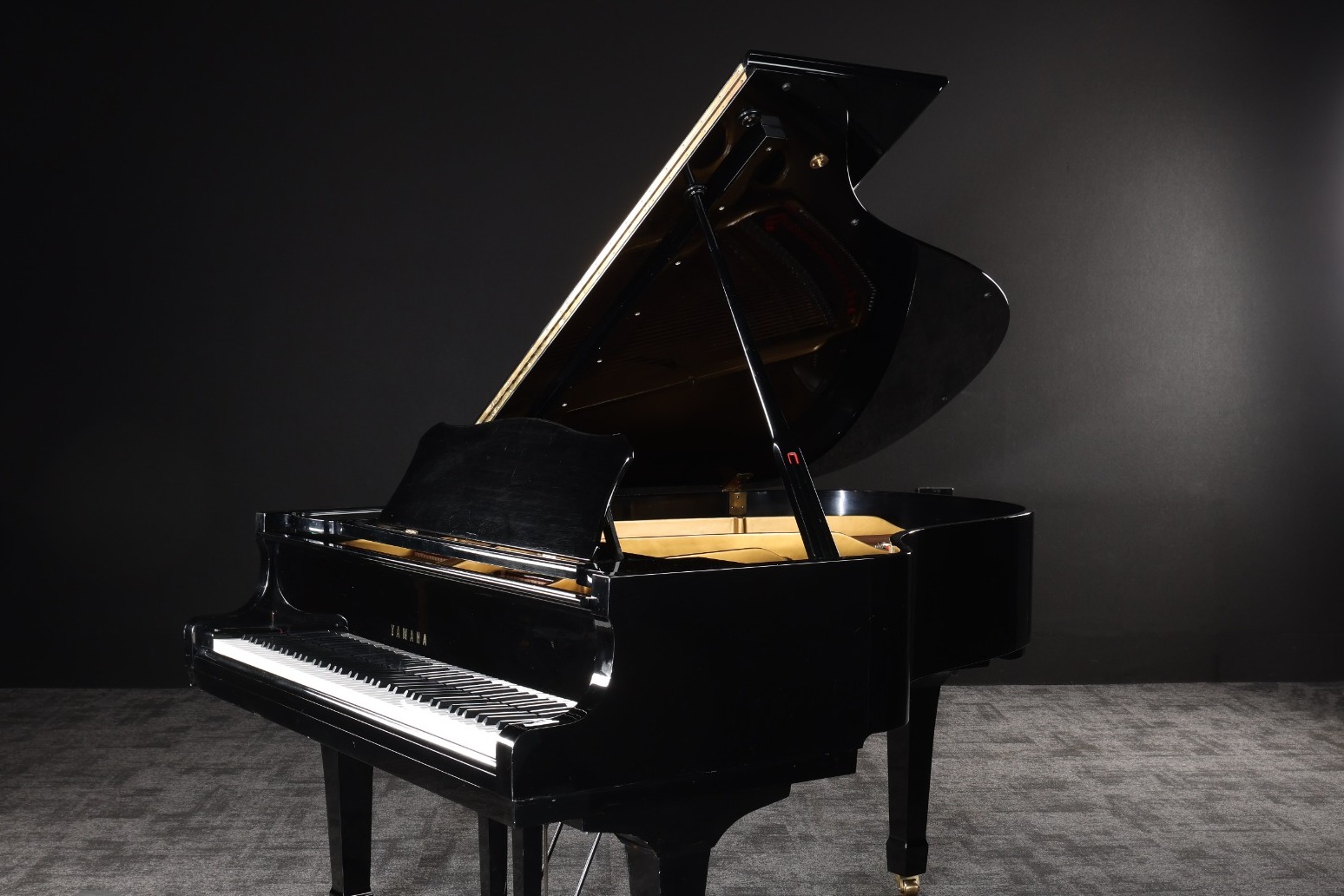 Freddie Mercury piano and microphone to go under the hammer