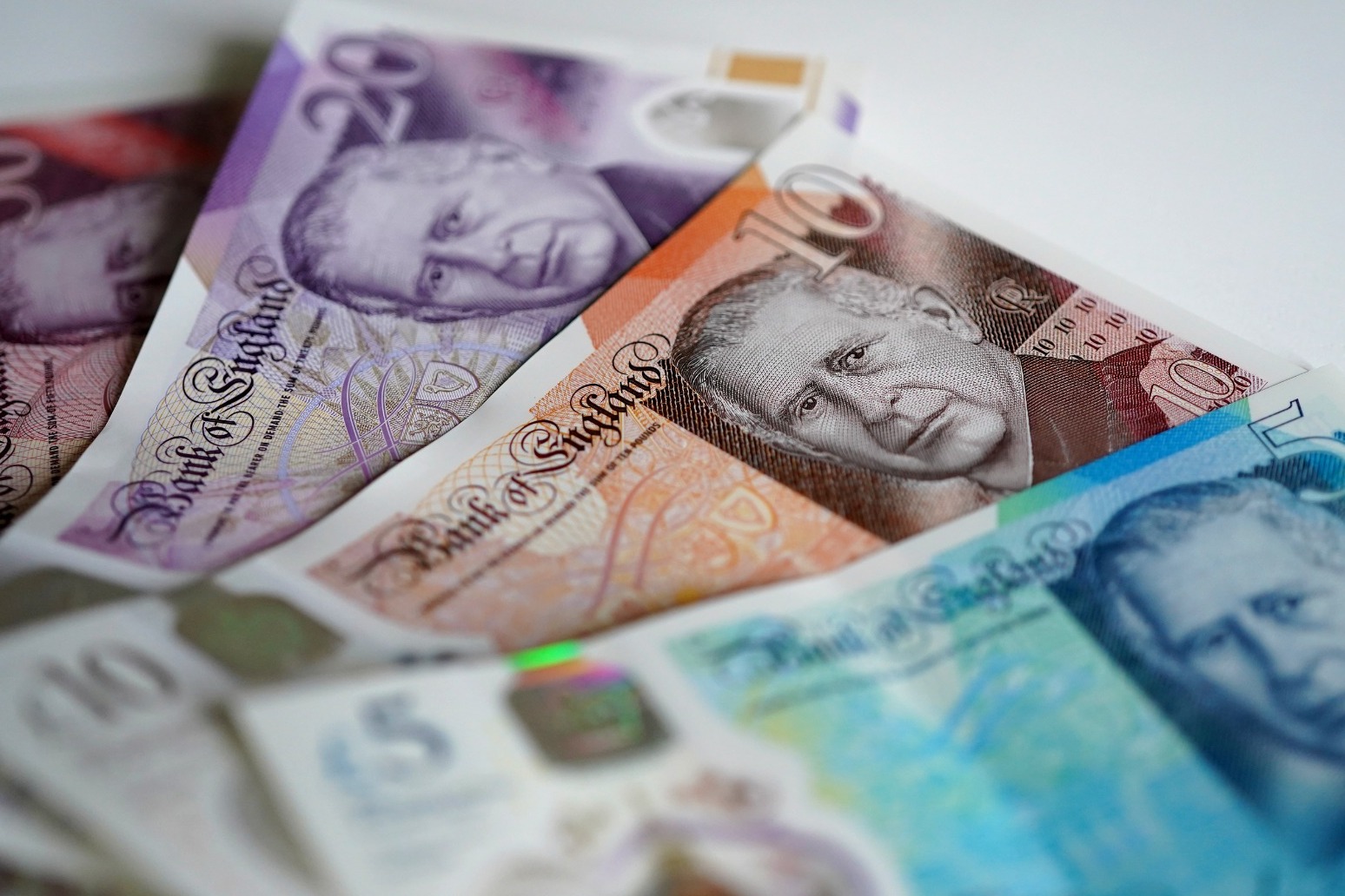 UK economy unexpectedly grows 0.1% in August