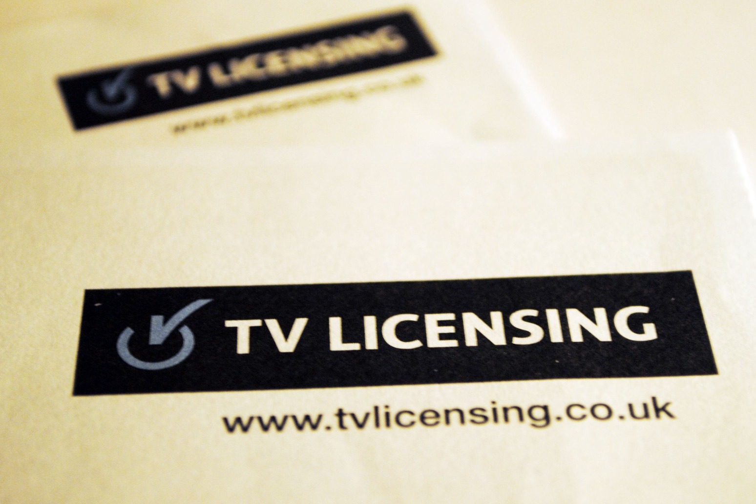 Thousands cancel TV licences 