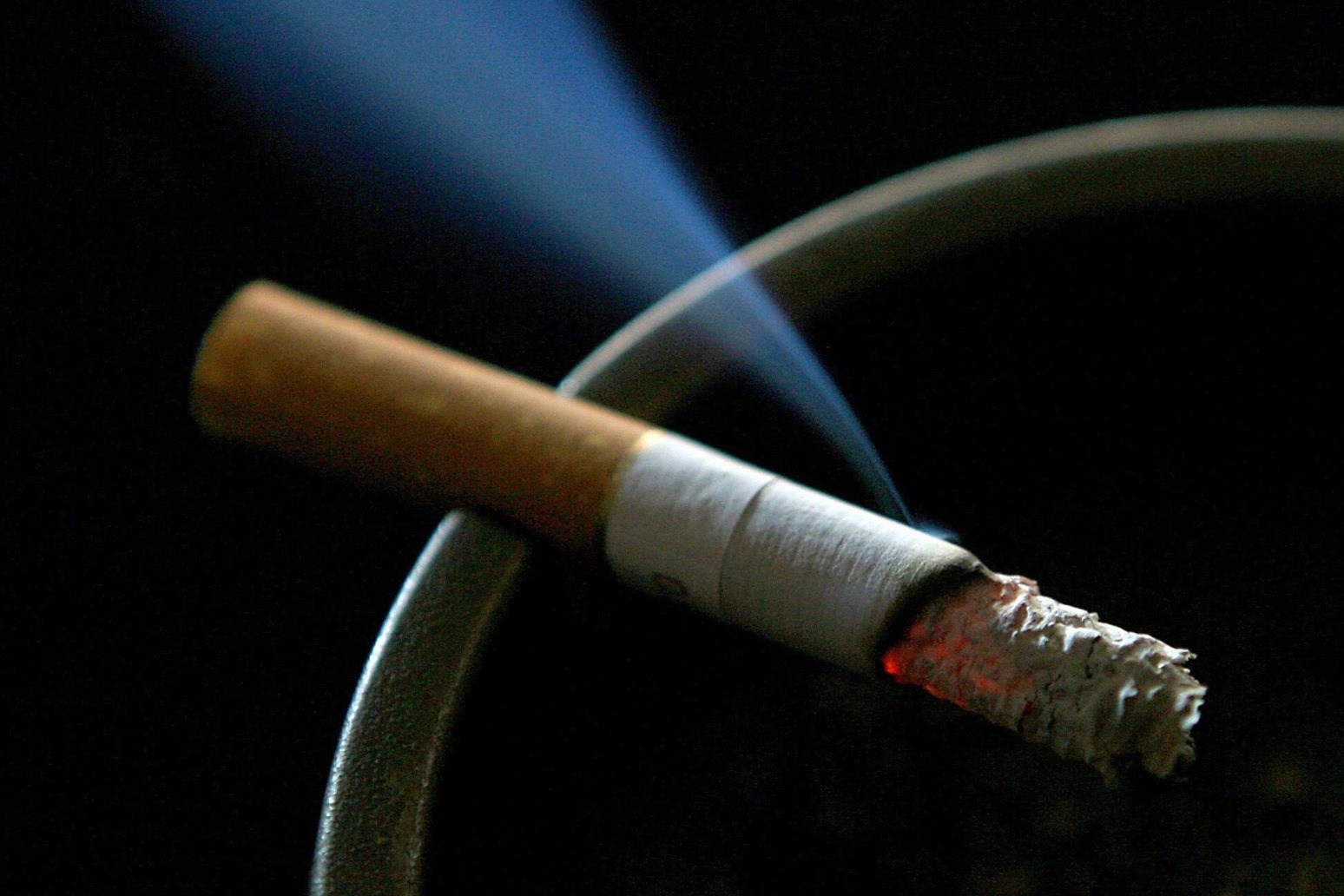 Smoking should be banned outside pubs and cafes during pandemic, councils say 