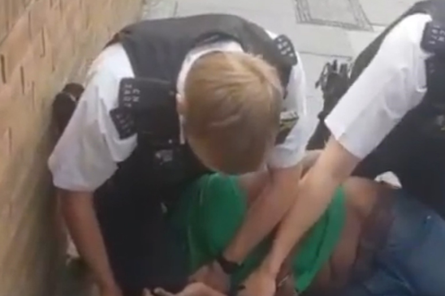 Met police officer suspended over ‘knee on neck’ video 