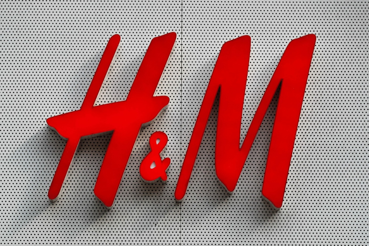 Retail giant H&M posts higher quarterly sales but shares slip 