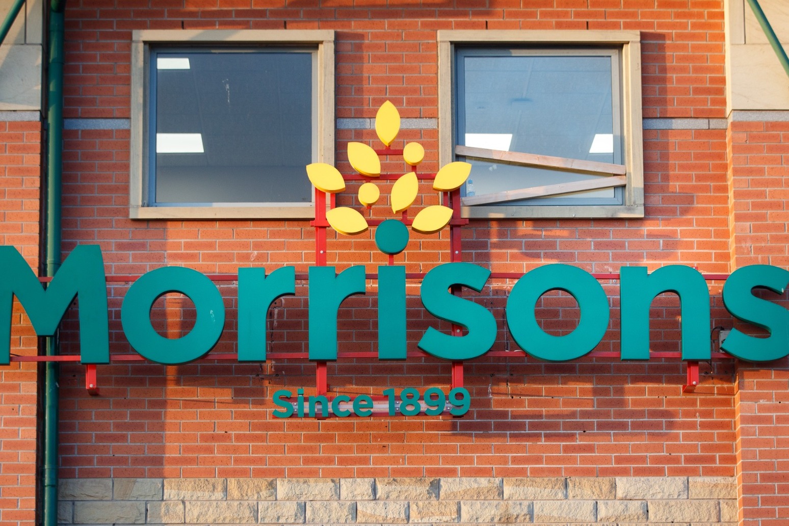 Morrisons to pay staff at least £10 an hour in new deal 