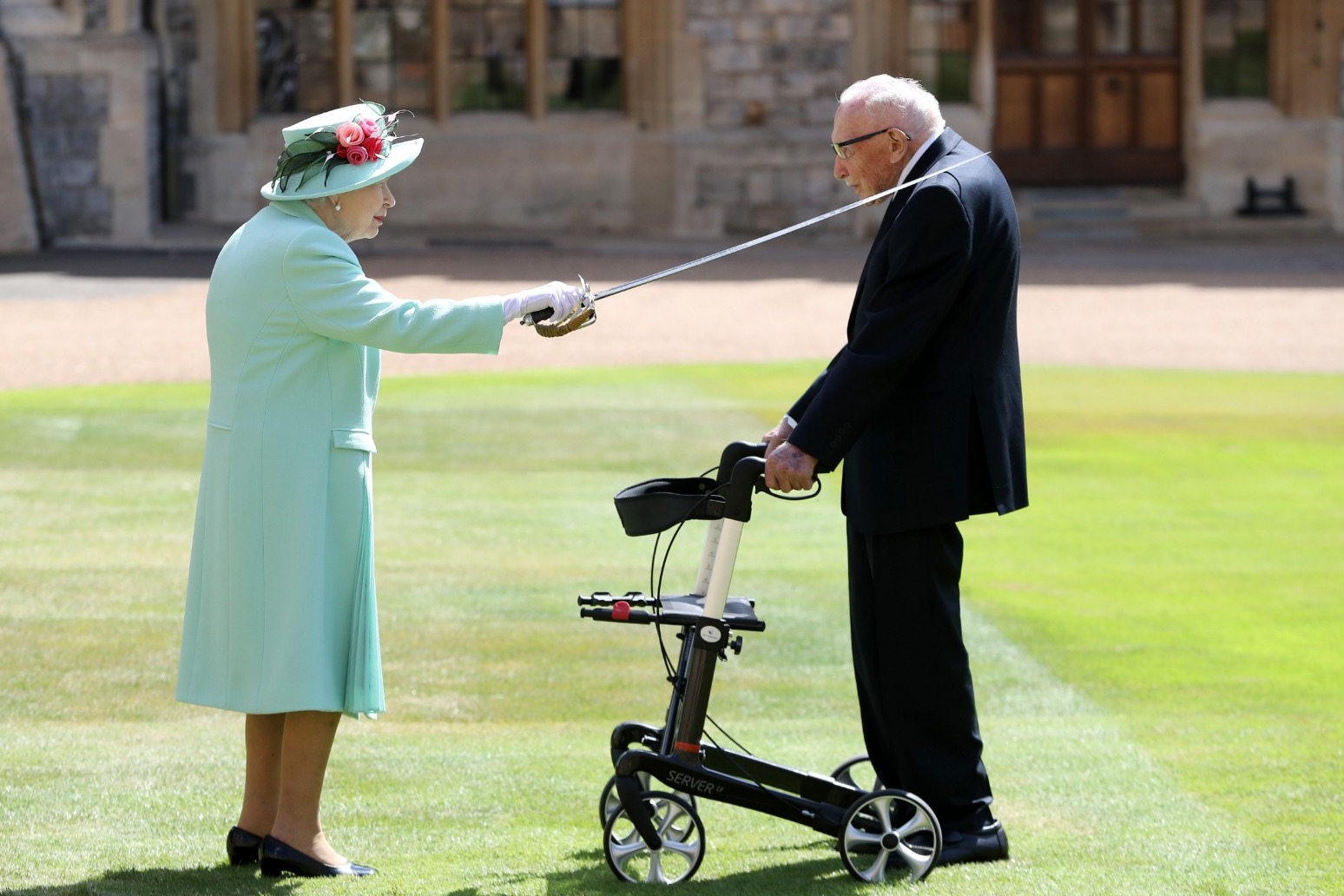 Queen sends private message of condolence to Captain Sir Tom’s family 