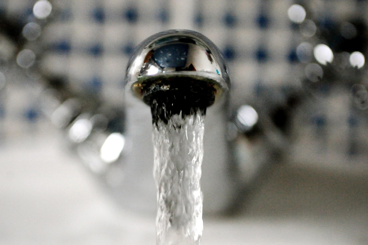 E.coli contamination alert over tap water in thousands of homes 