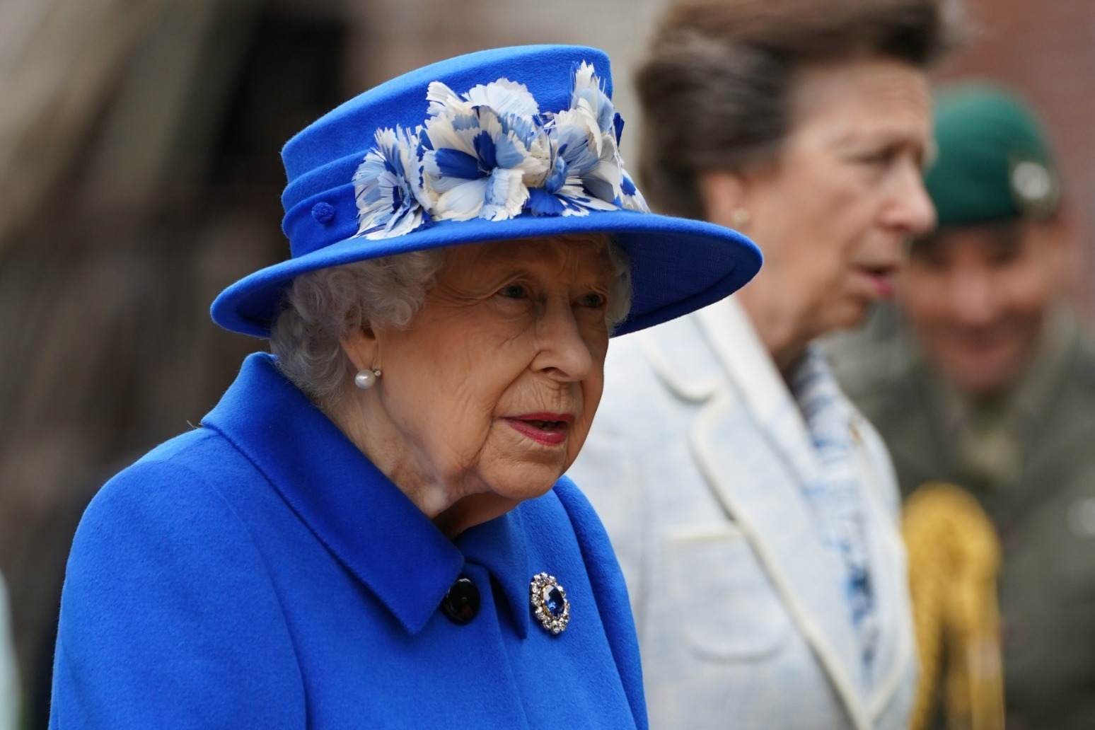 Queen jokes about plot of tempting strawberries on visit to green oasis in city 