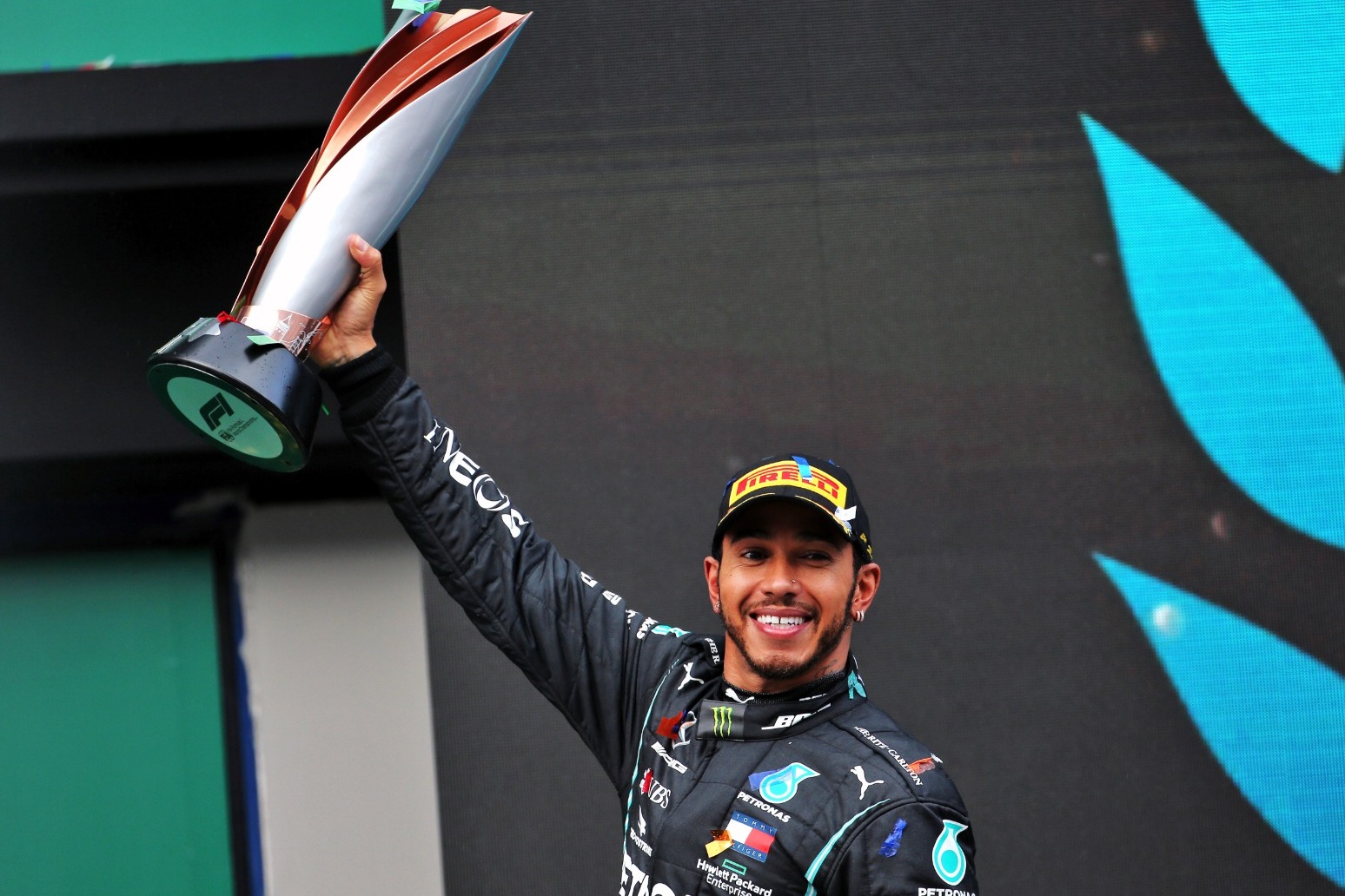 Lewis Hamilton signs new Mercedes contract 