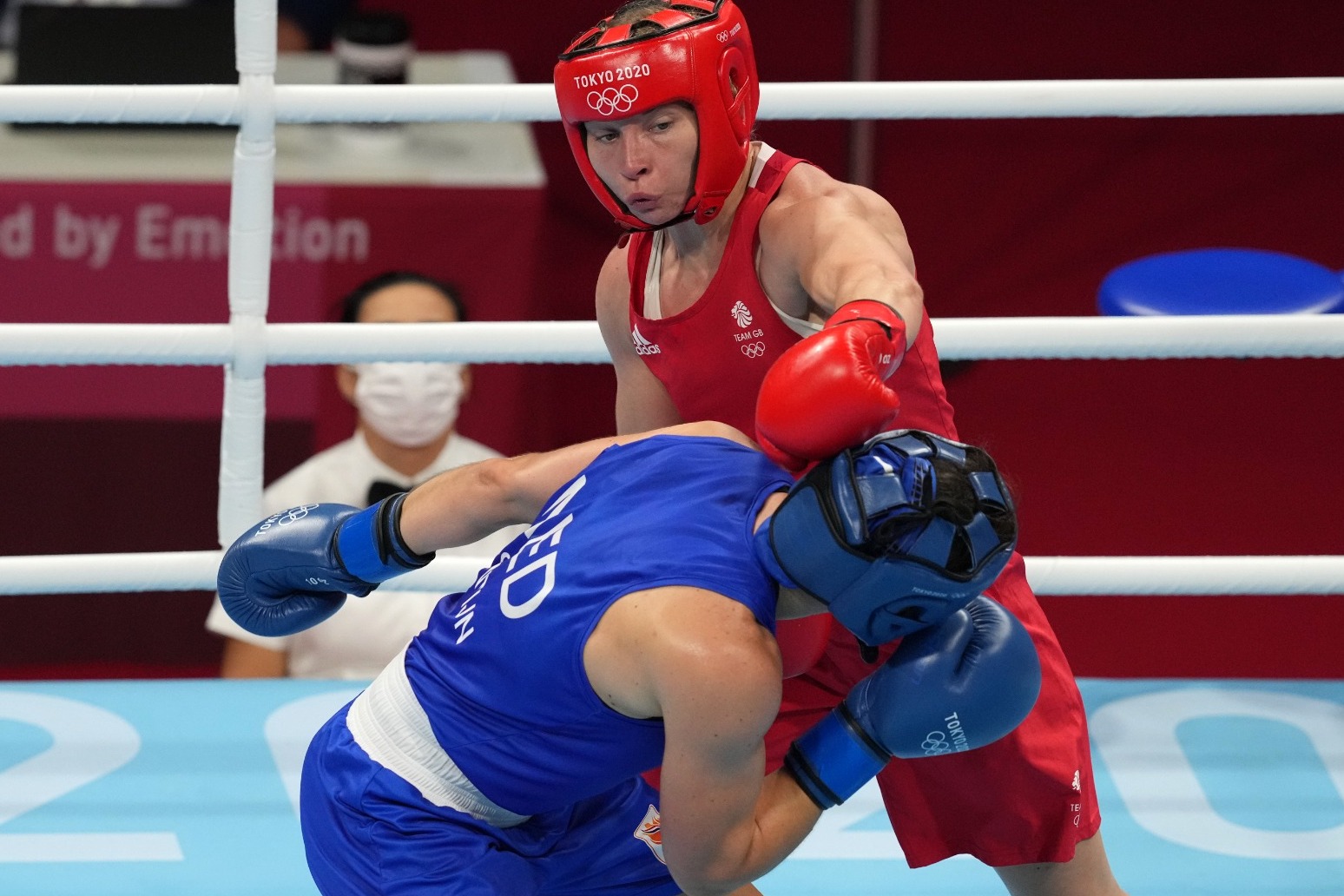 Lauren Price reaches Olympic middleweight final after beating Nouchka Fontijn 