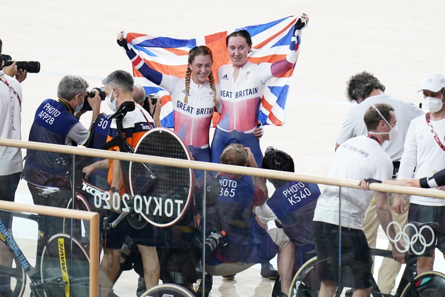 Laura Kenny wins cycling madison to become first British woman to win gold at three Games 