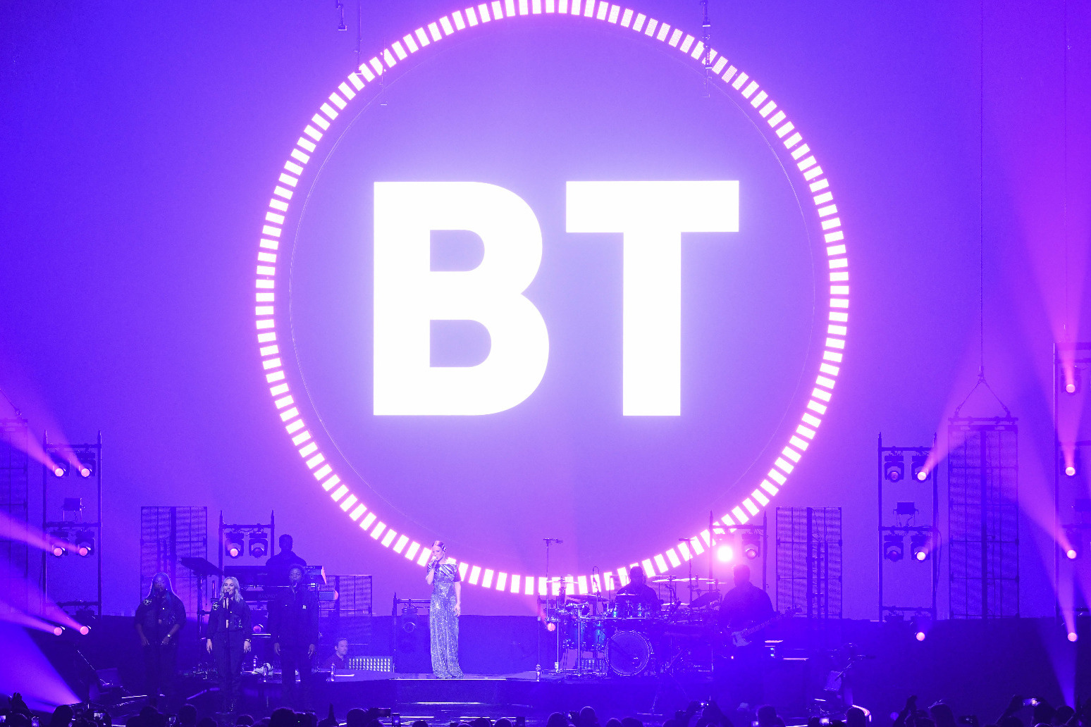 BT resumes dividend and sees full fibre costs fall 