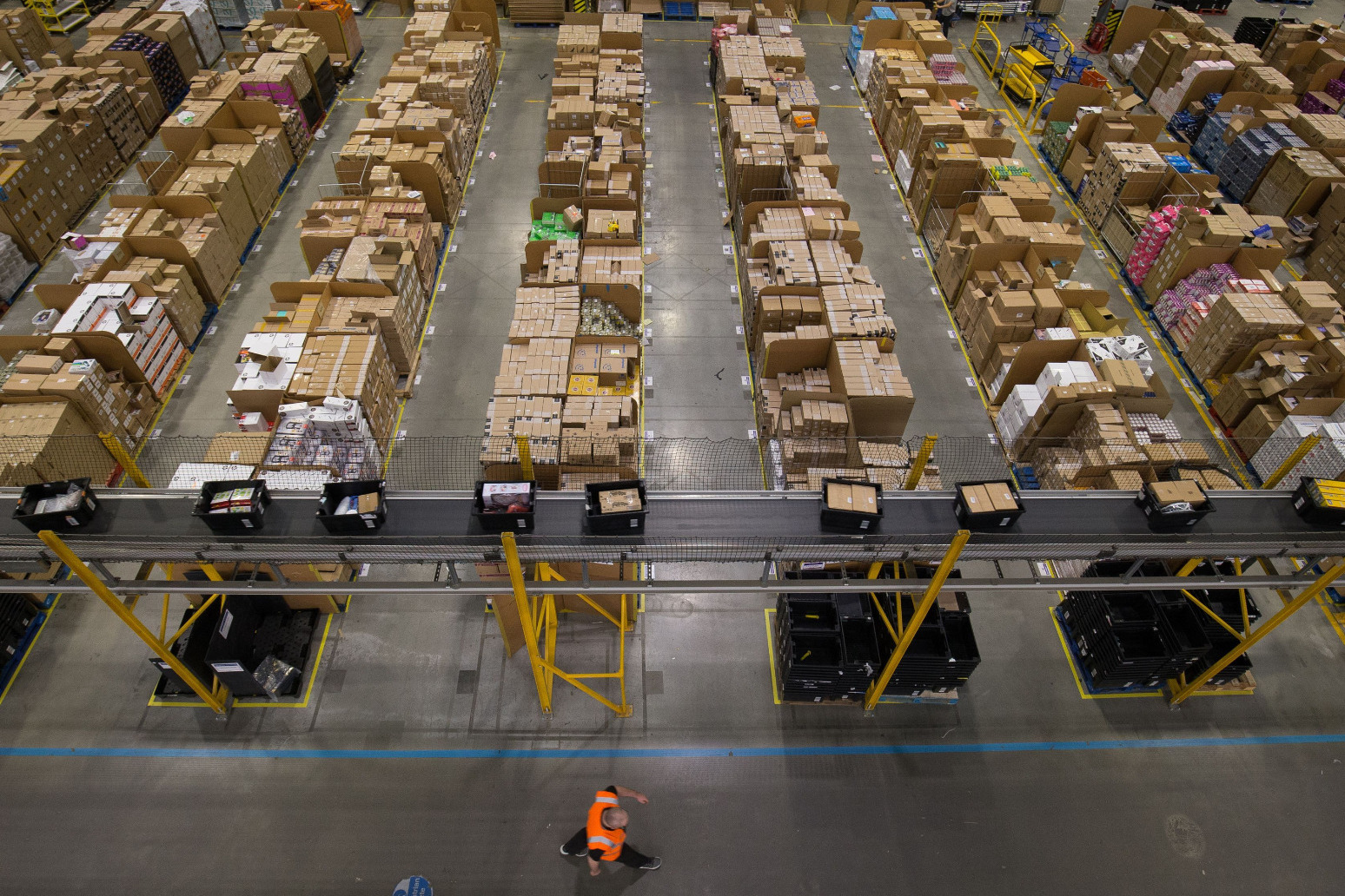 Hundreds of Amazon employees training for new careers as truck drivers 