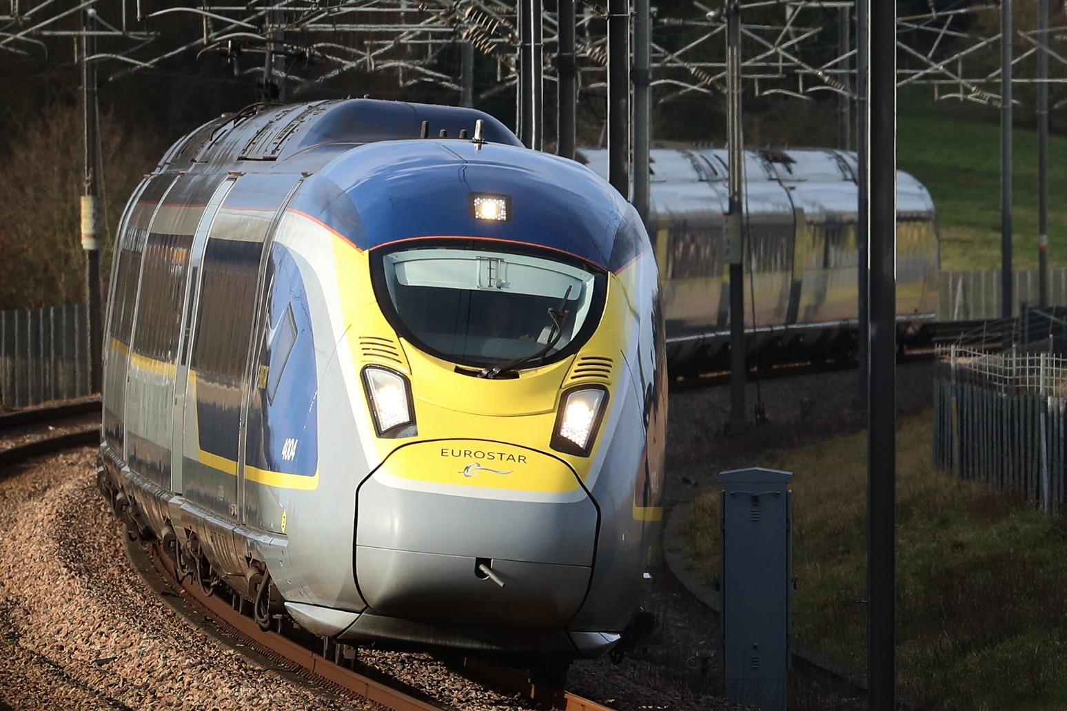 Support rail travel by charging fair price for carbon emissions 