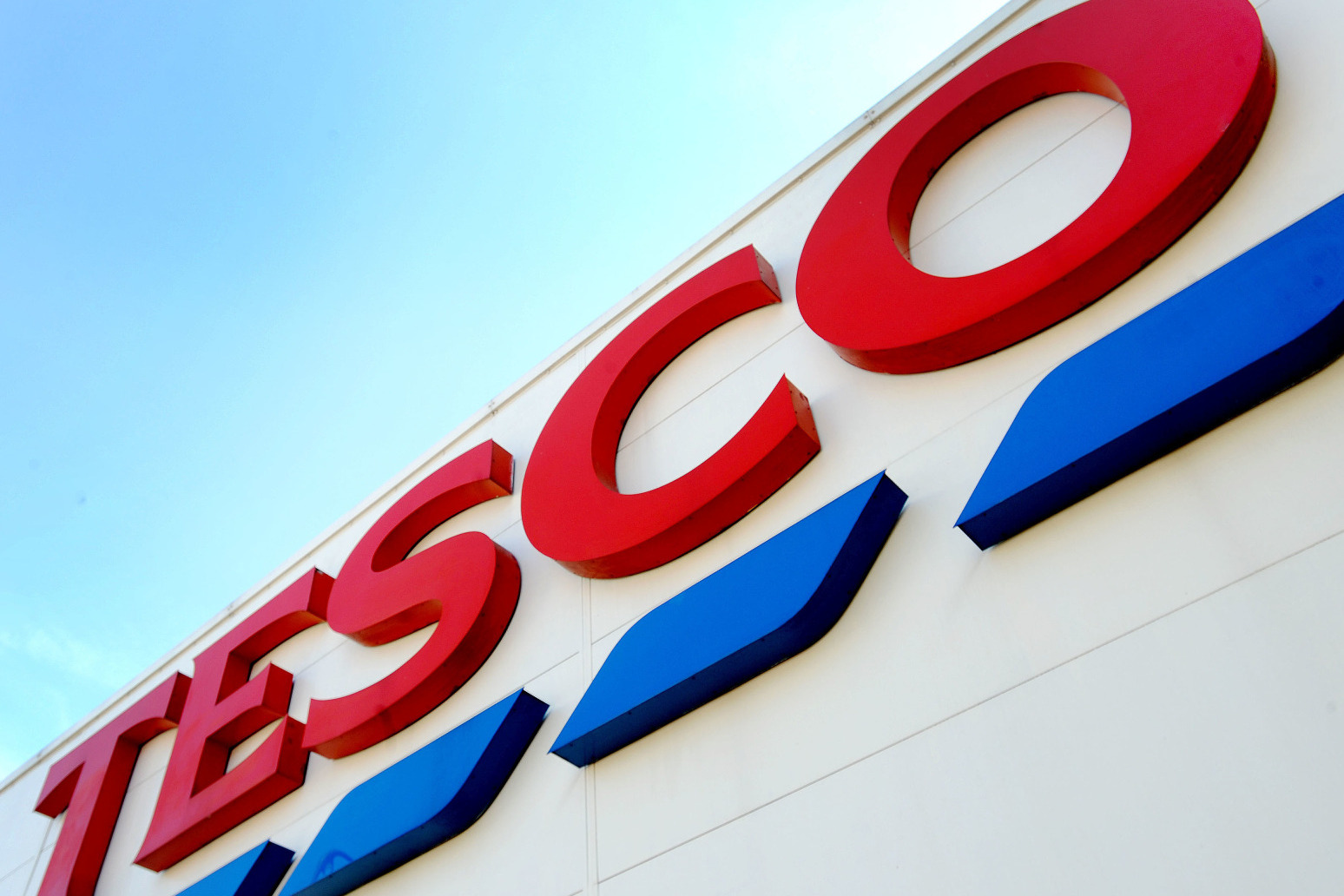 Tesco distribution centre strikes paused after pay offer thumbnail