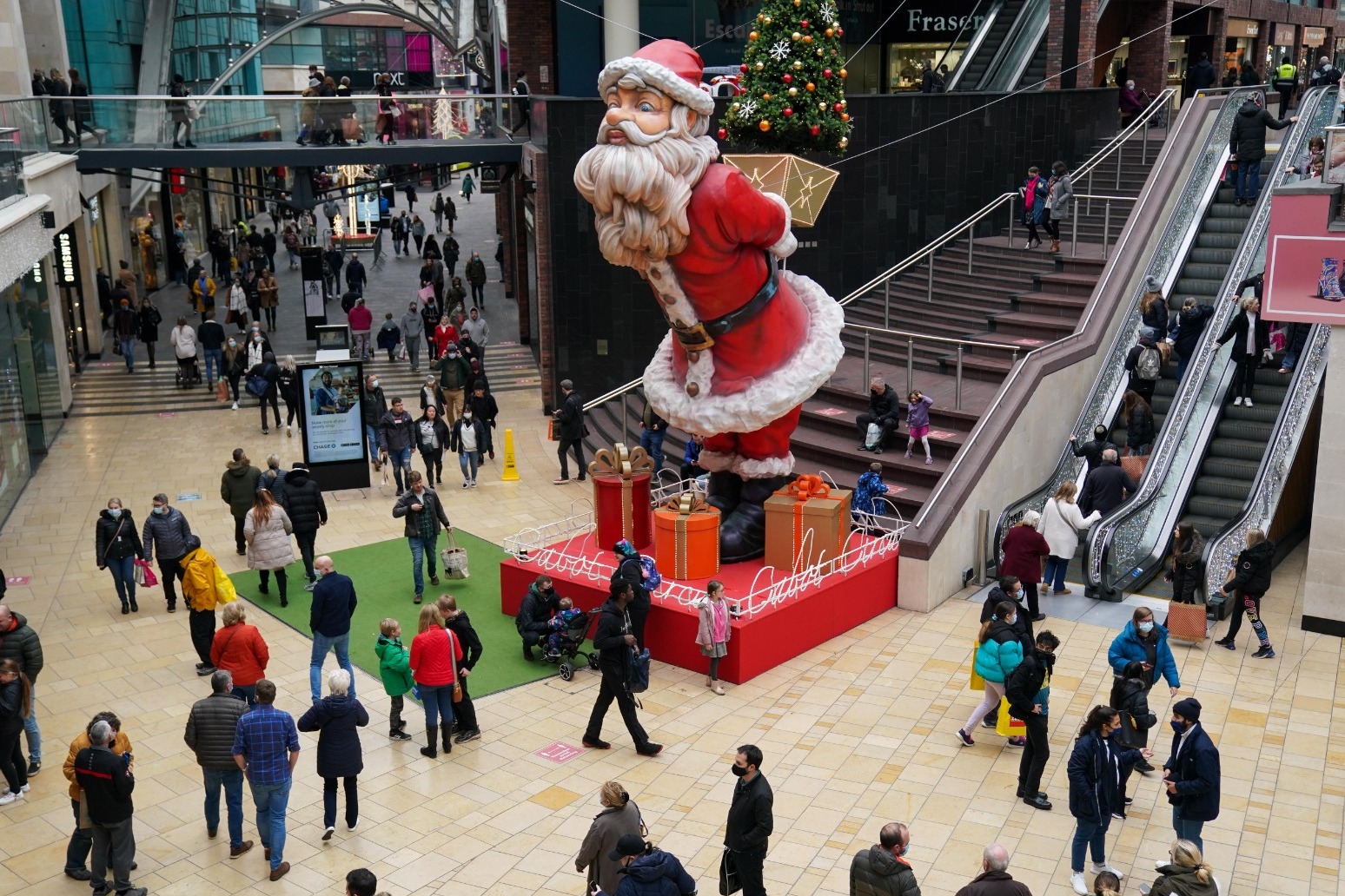 Retail sales accelerate in November as Christmas shoppers hit high street thumbnail