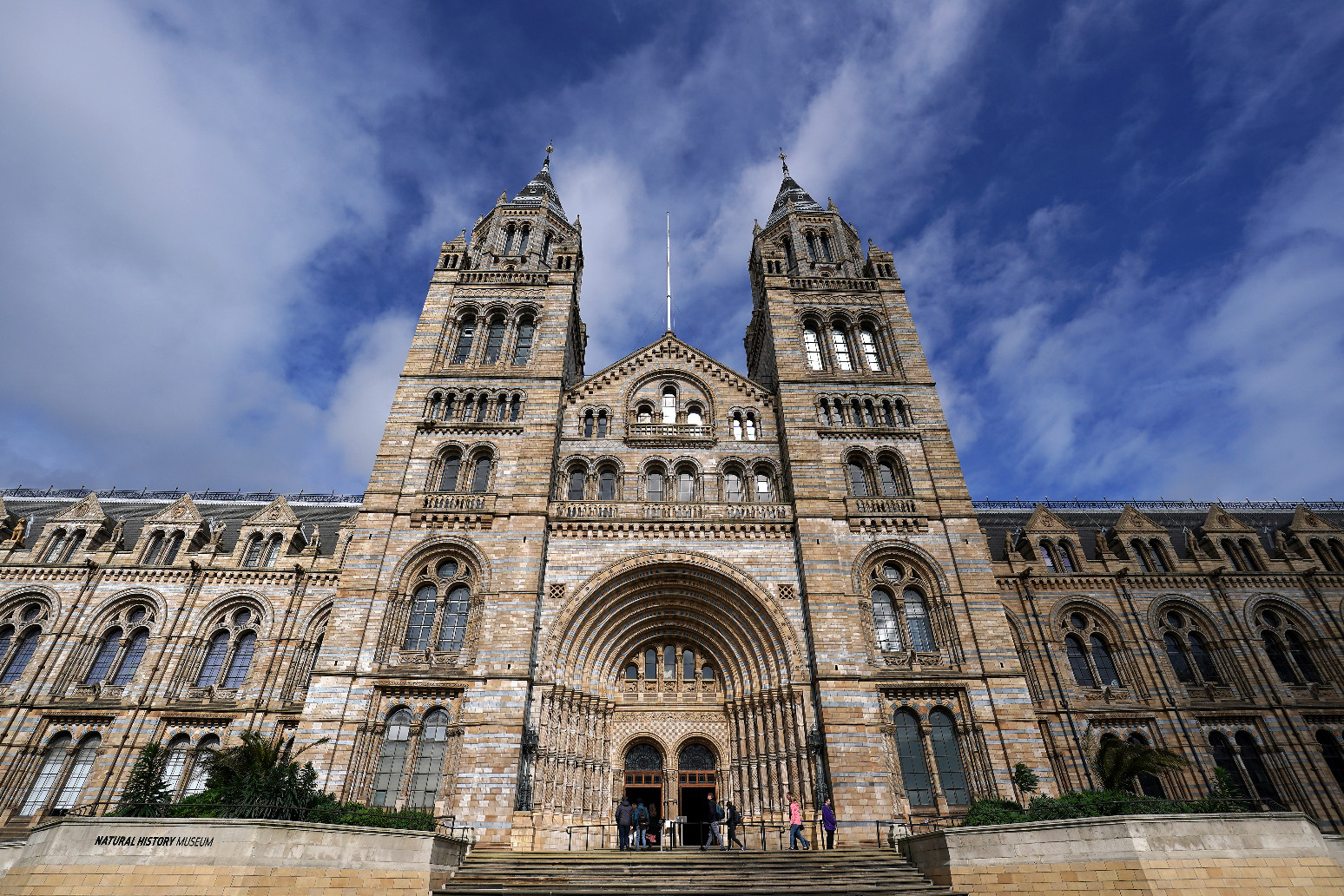 Natural History Museum closes for a week amid Covid related staff shortages thumbnail
