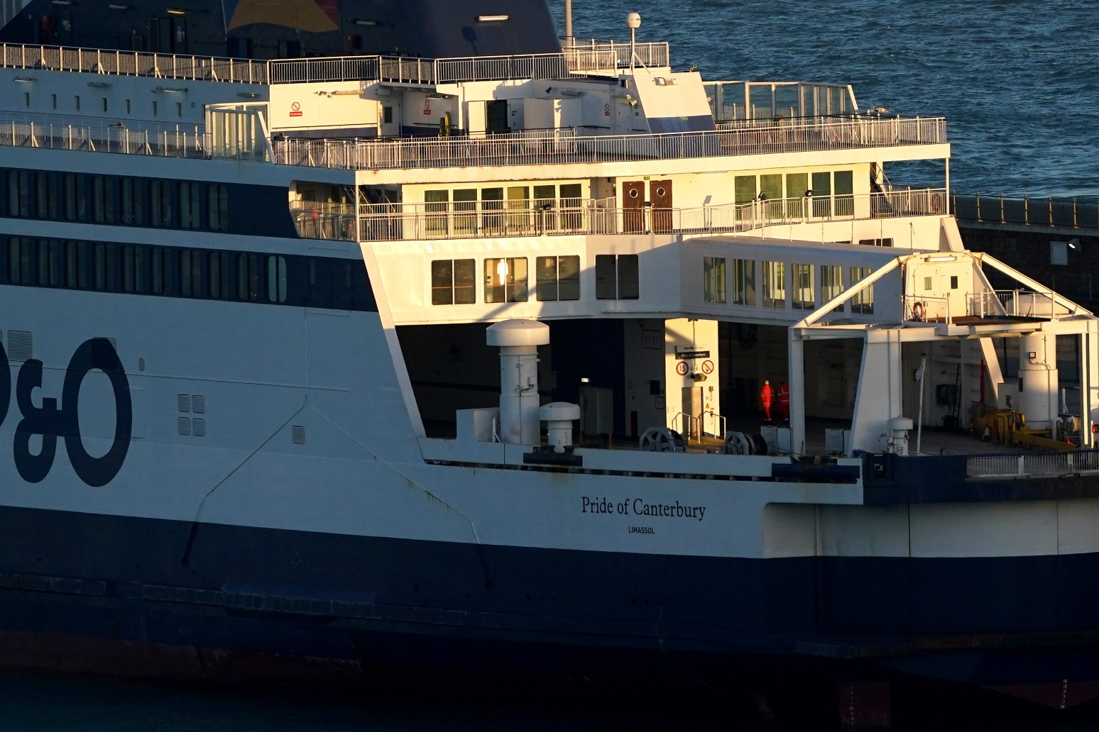 P&O Ferries fires 800 seafarers and suspends sailings for several days 