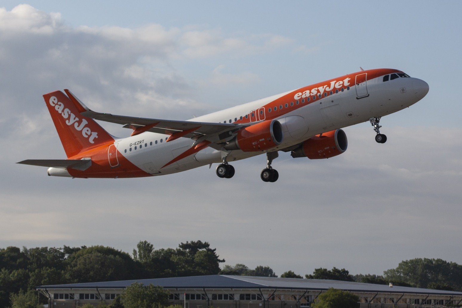 EasyJet to tackle staff shortages by removing seats from planes 