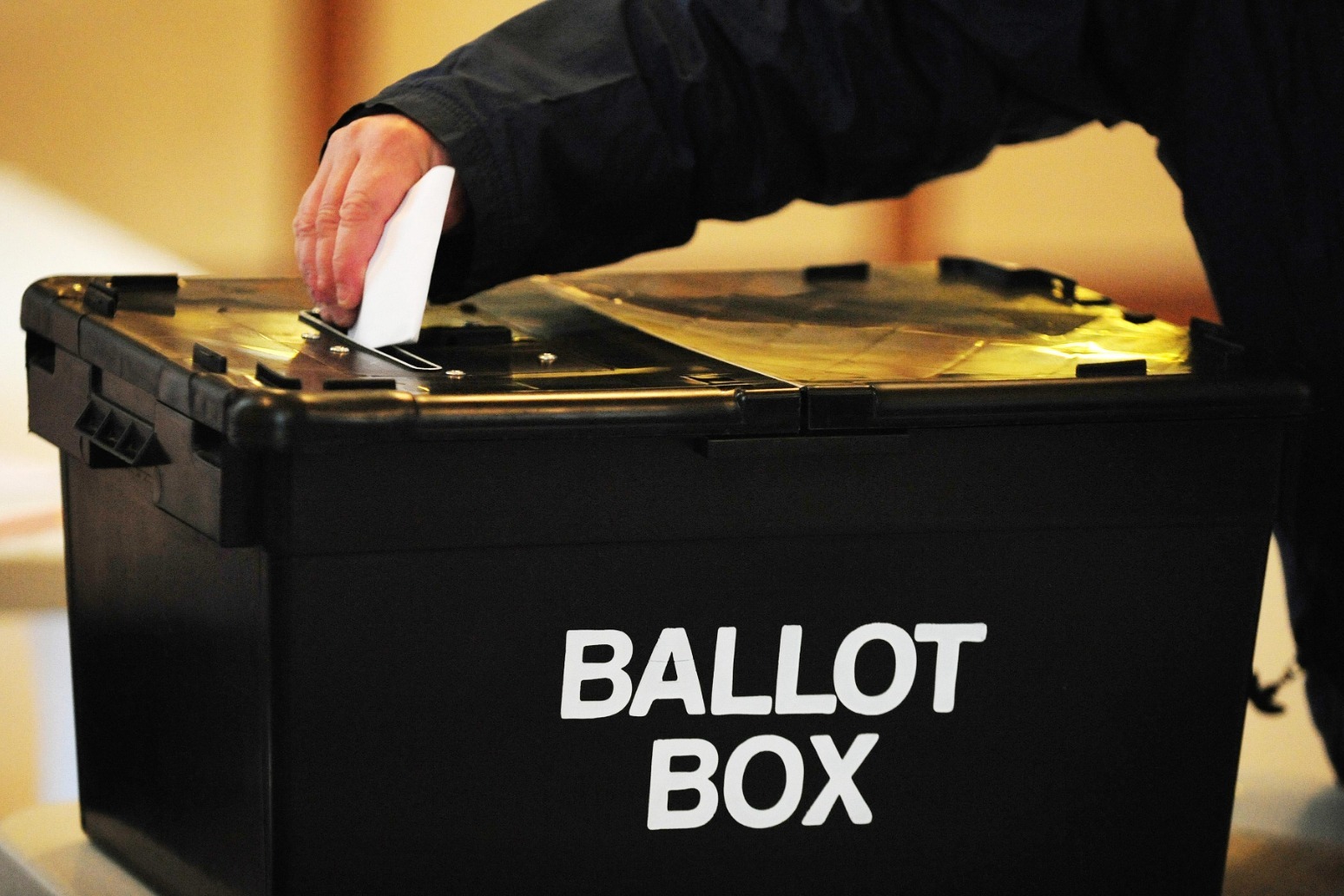 First results start coming in from Thursday\'s local elections 