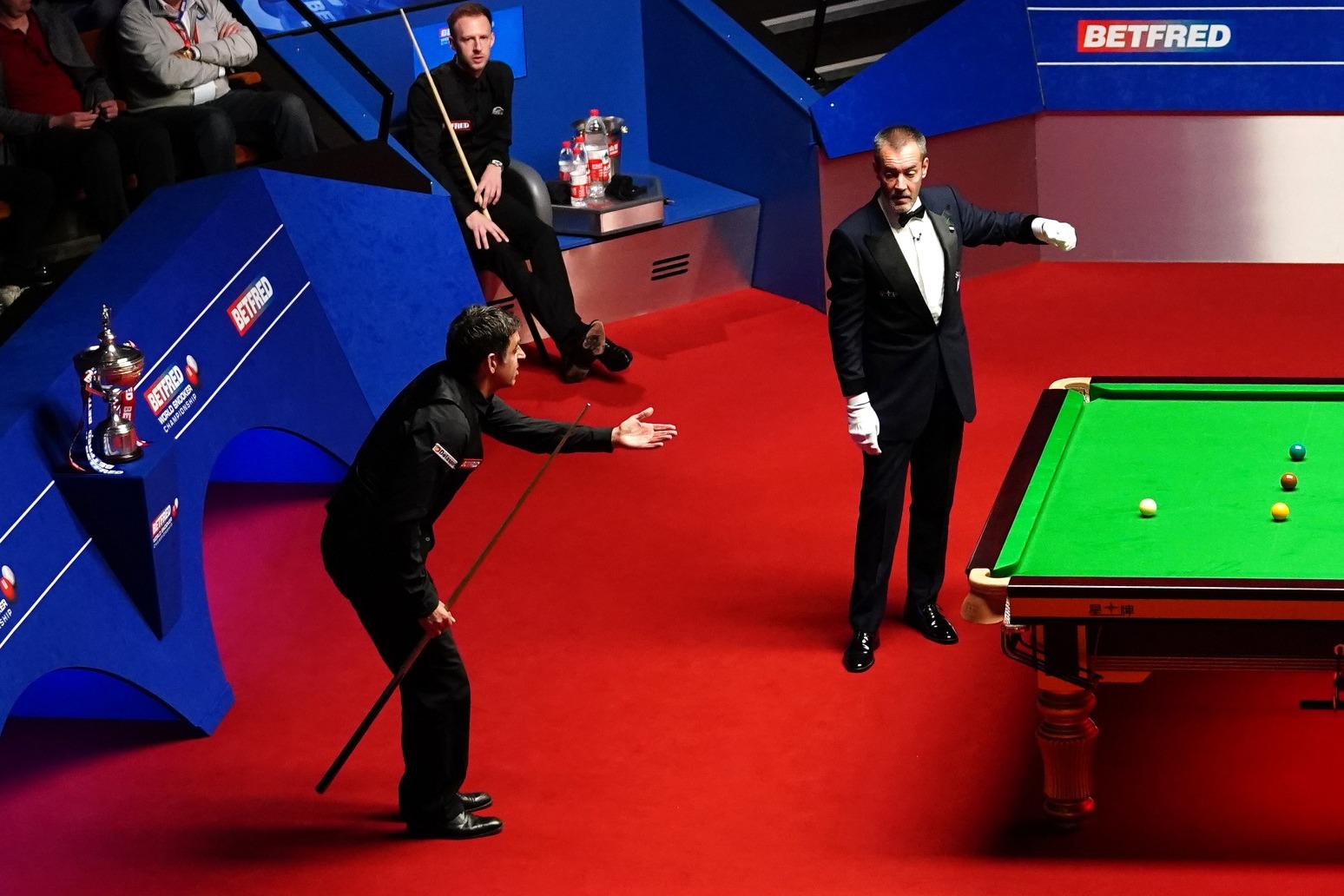 Ronnie O’Sullivan embroiled in ref row in opening session of Crucible final 
