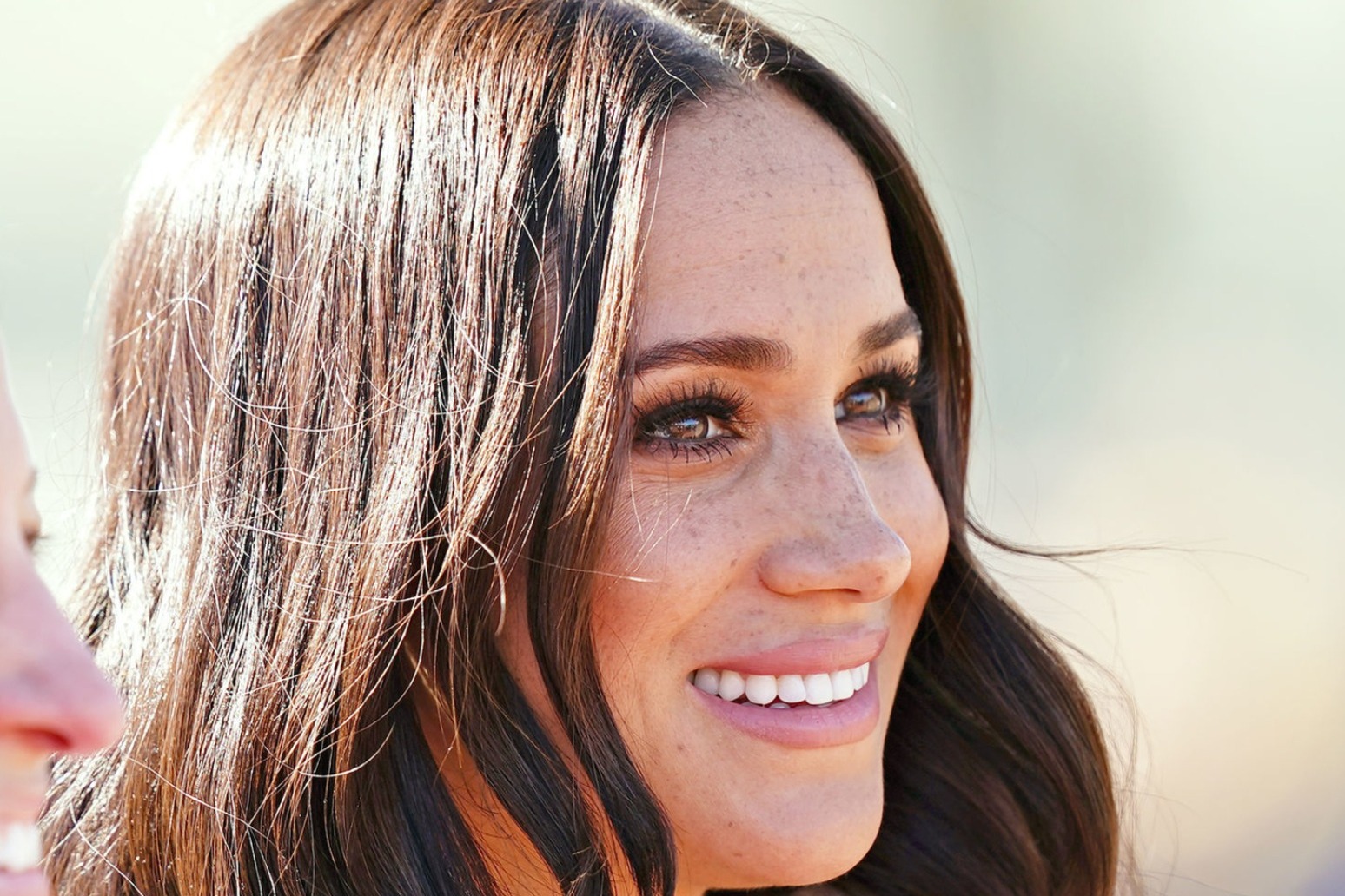 Meghan lays roses at memorial for victims of Texas school shooting 