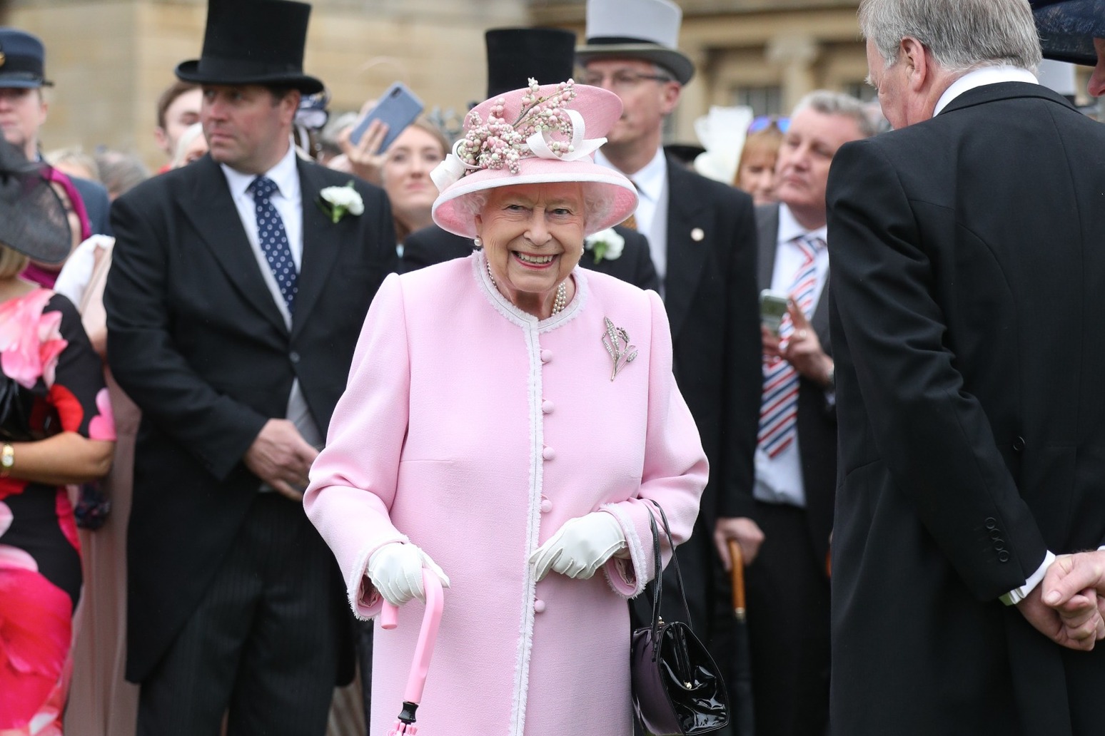 Queen to miss royal garden parties 
