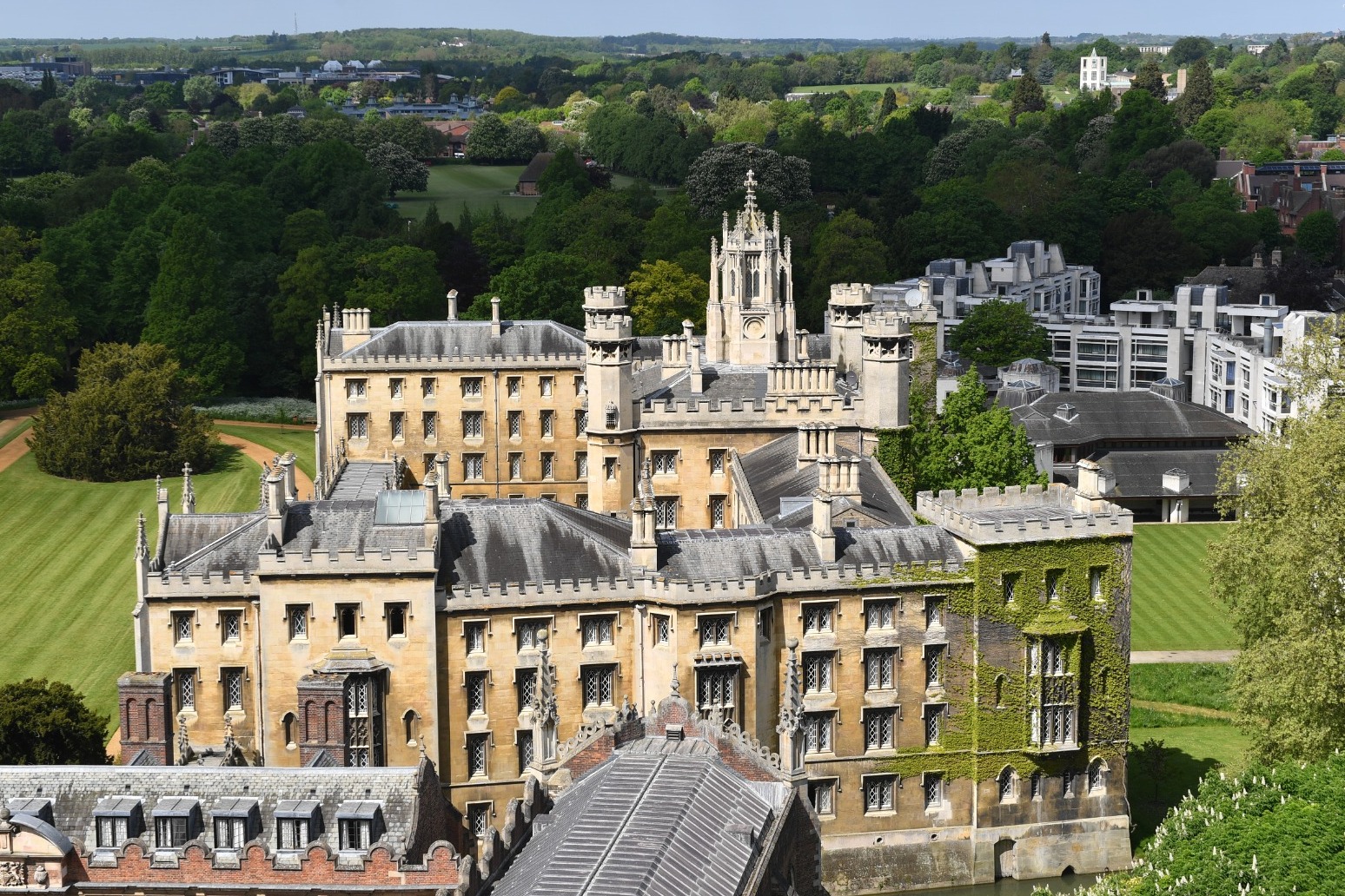 Education Secretary rejects push for Oxbridge to increase state admissions 