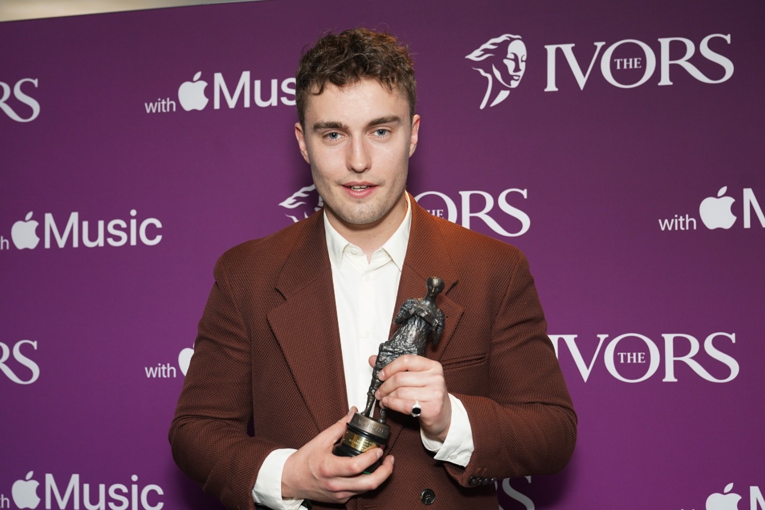 Sam Fender jokes he plans to destroy a Keir Starmer pinata with his Ivor Award 