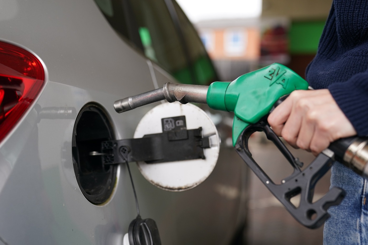 Average fuel price hits $5 a gallon in US 