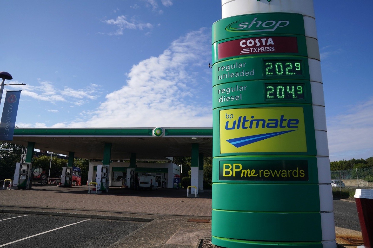 Average cost of filling family car with petrol set to hit 100