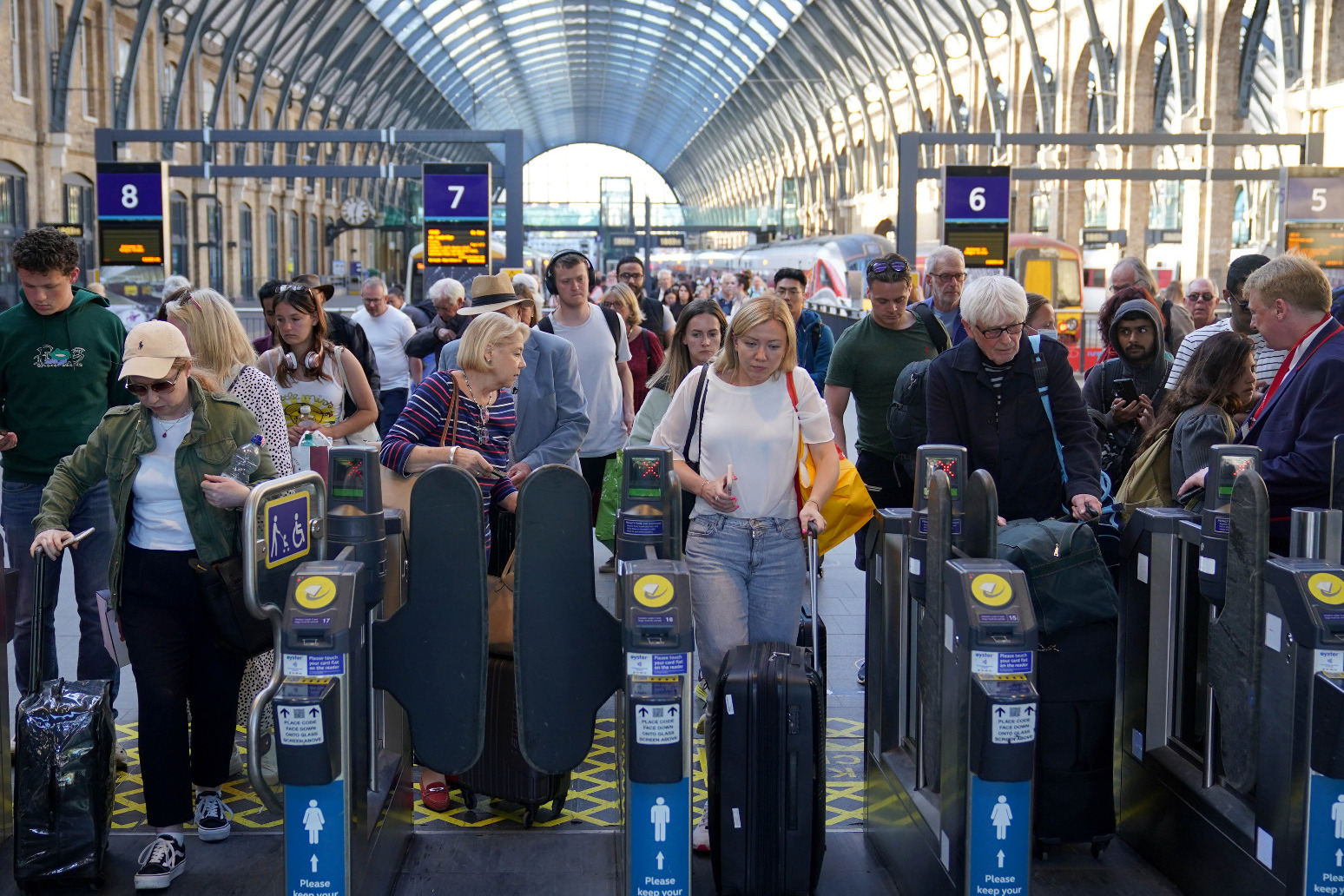 PM to call for ‘sensible compromise’ to shield passengers from rail chaos 