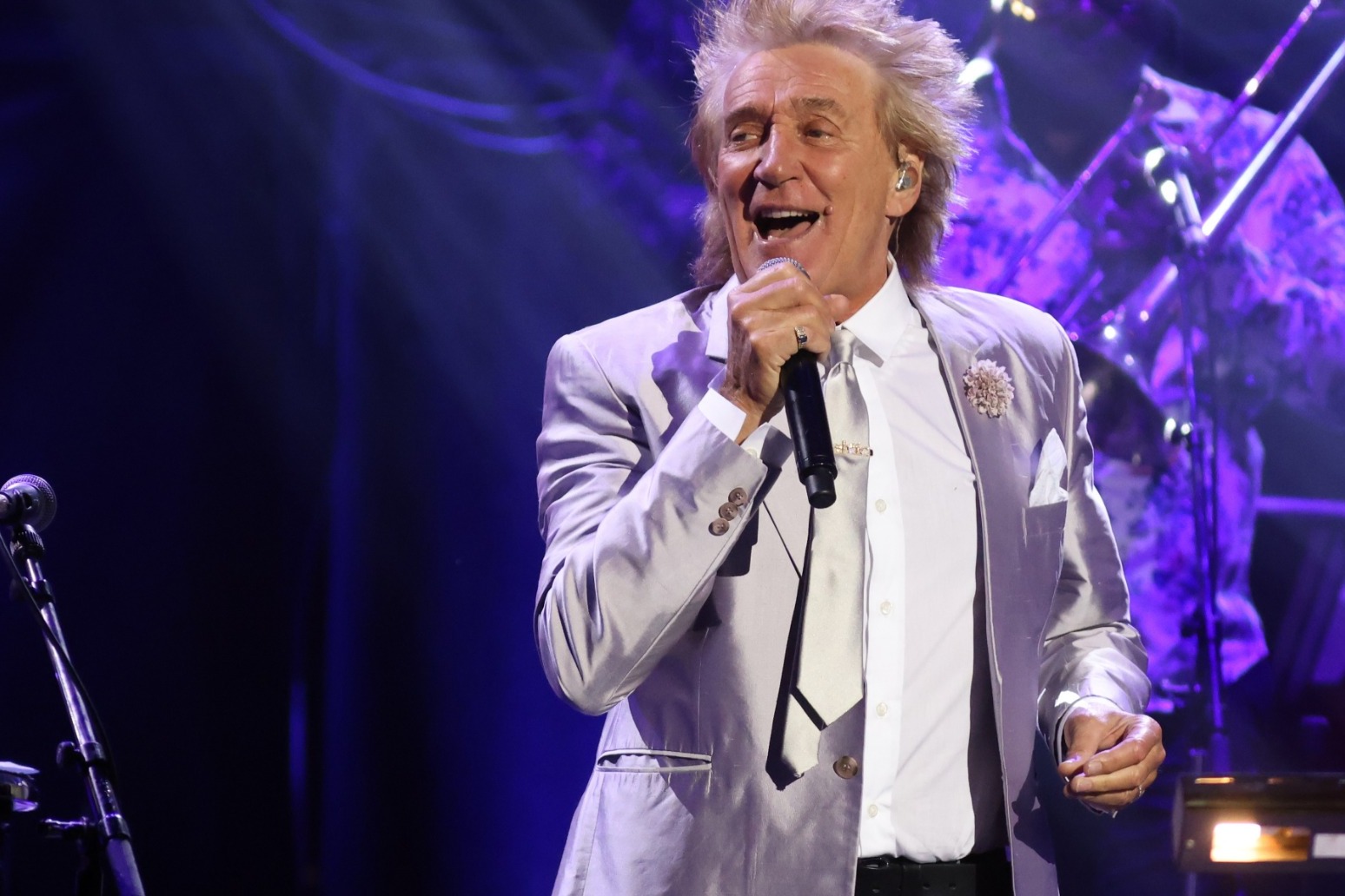Sir Rod Stewart rents home for family of seven Ukrainian refugees 