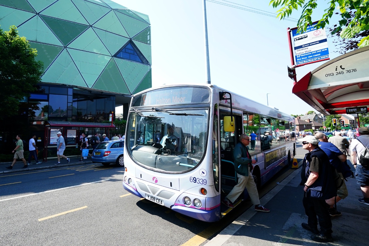 Bus workers plan all-out strike in pay row 