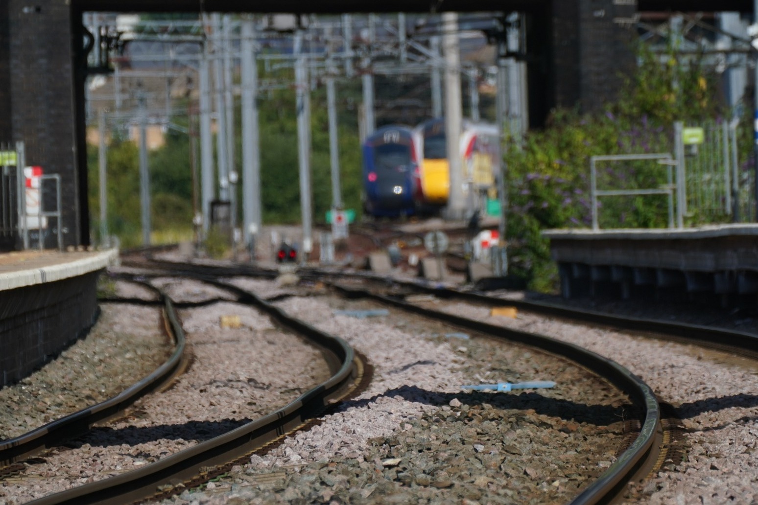 Shapps admits rail network cannot cope with extreme heat as track hits 62C 