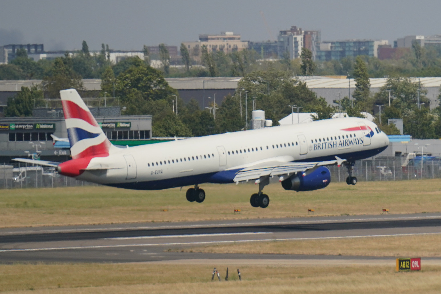 Heathrow reduces losses as passenger numbers soar 