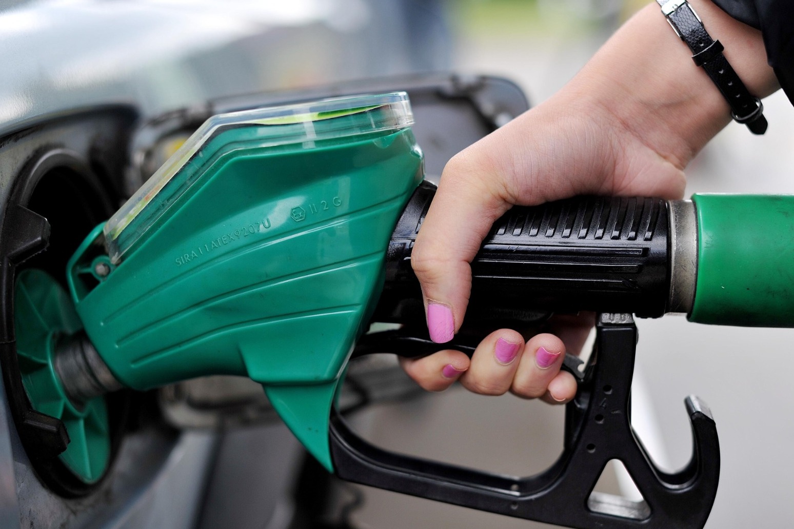 Big retailers failing to cut fuel prices in line with wholesale cost, RAC warns 