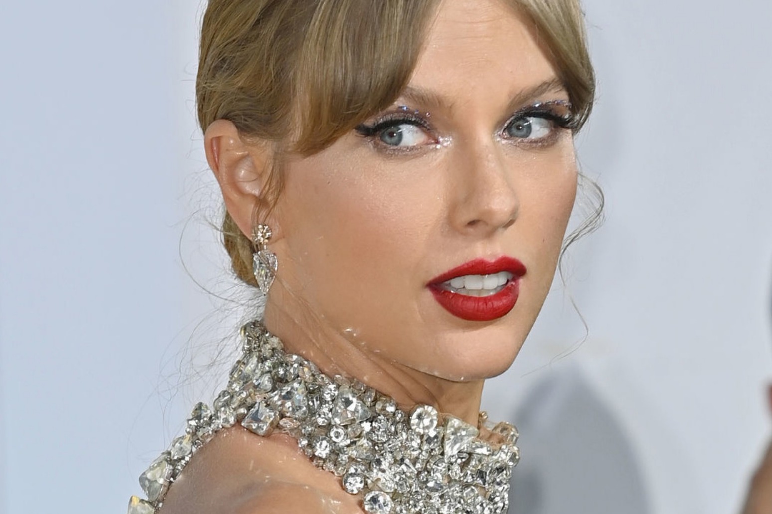 Taylor Swift celebrates 33rd birthday back in the recording studio 