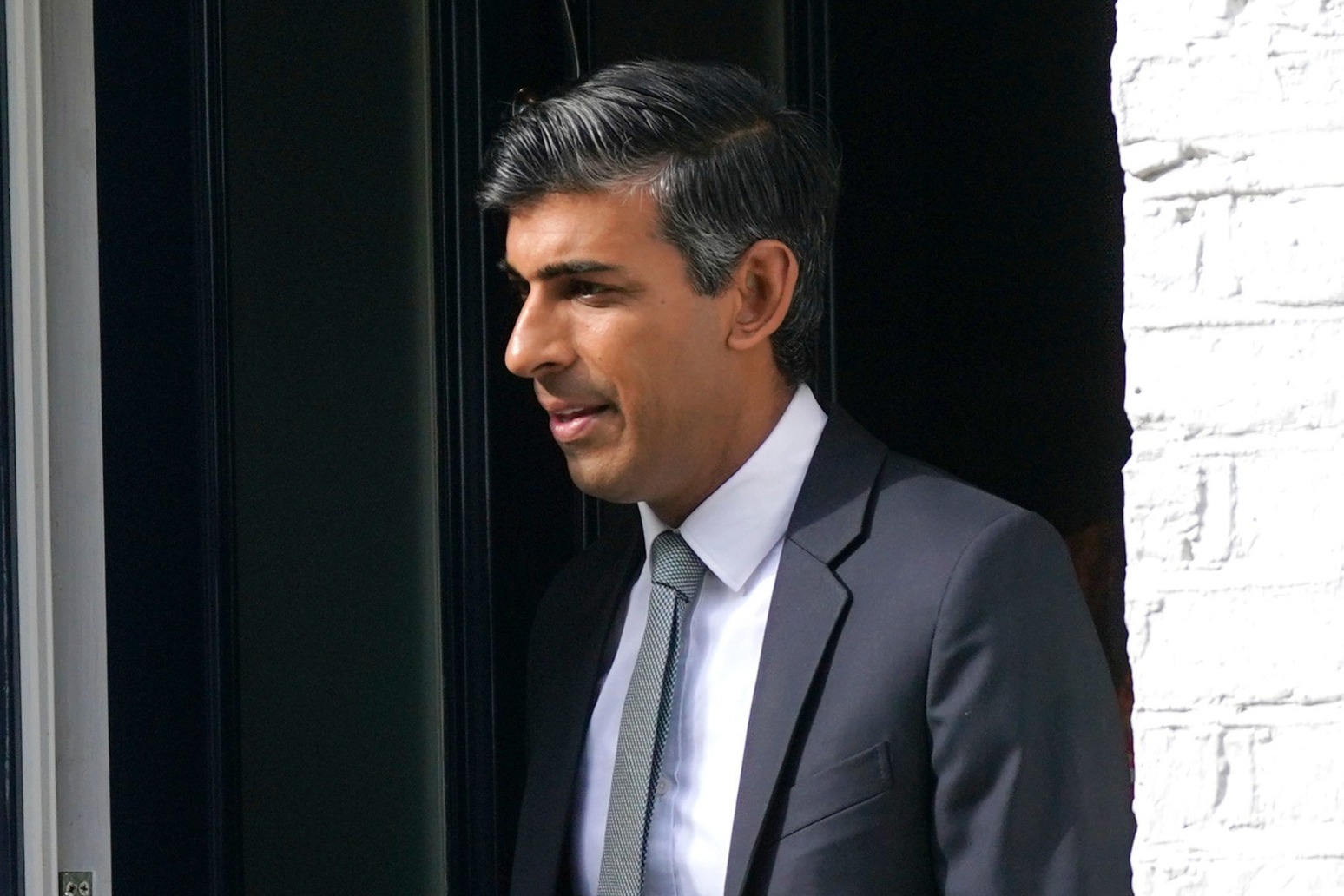 Rishi Sunak ‘first contender to pass threshold of 100 Tory MPs’ 