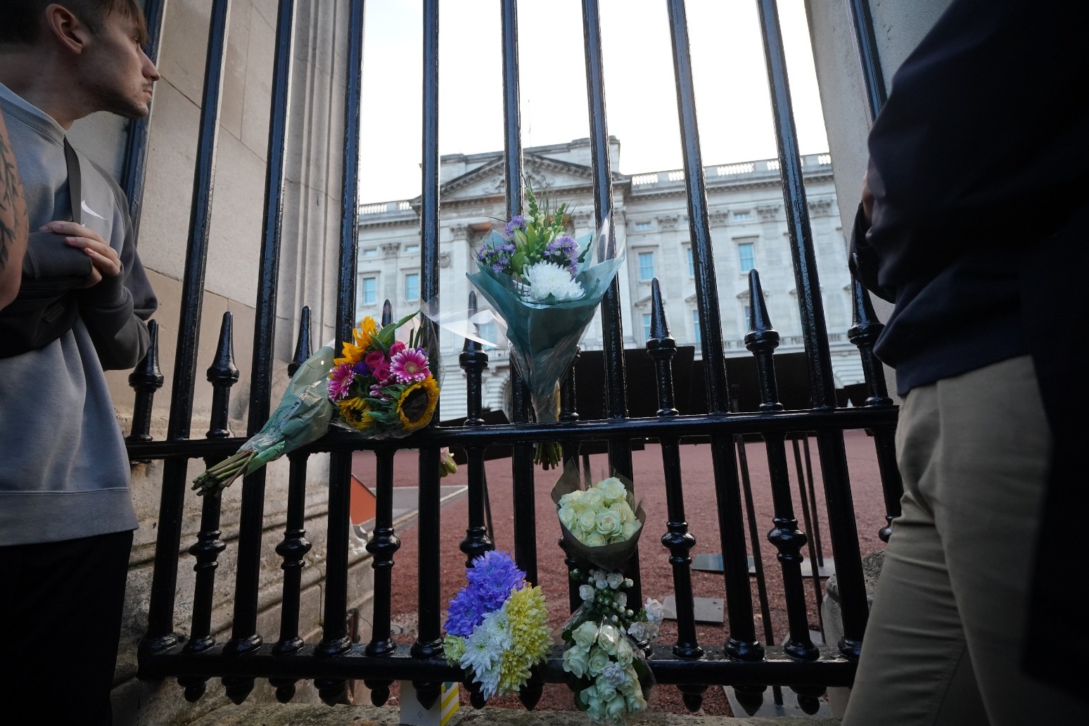Outpouring of love and grief from public at the gates of Buckingham Palace 