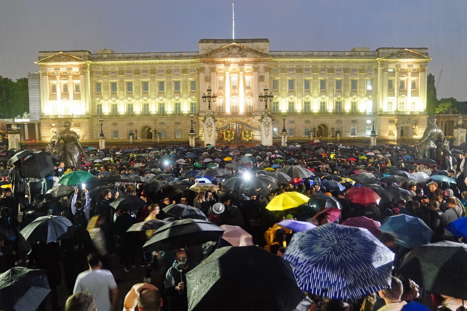 Outpouring of love and grief from public at the gates of Buckingham Palace 