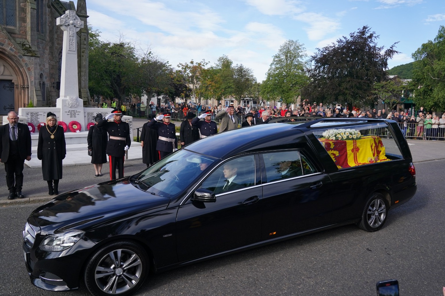 Queen’s coffin begins journey to final resting place 