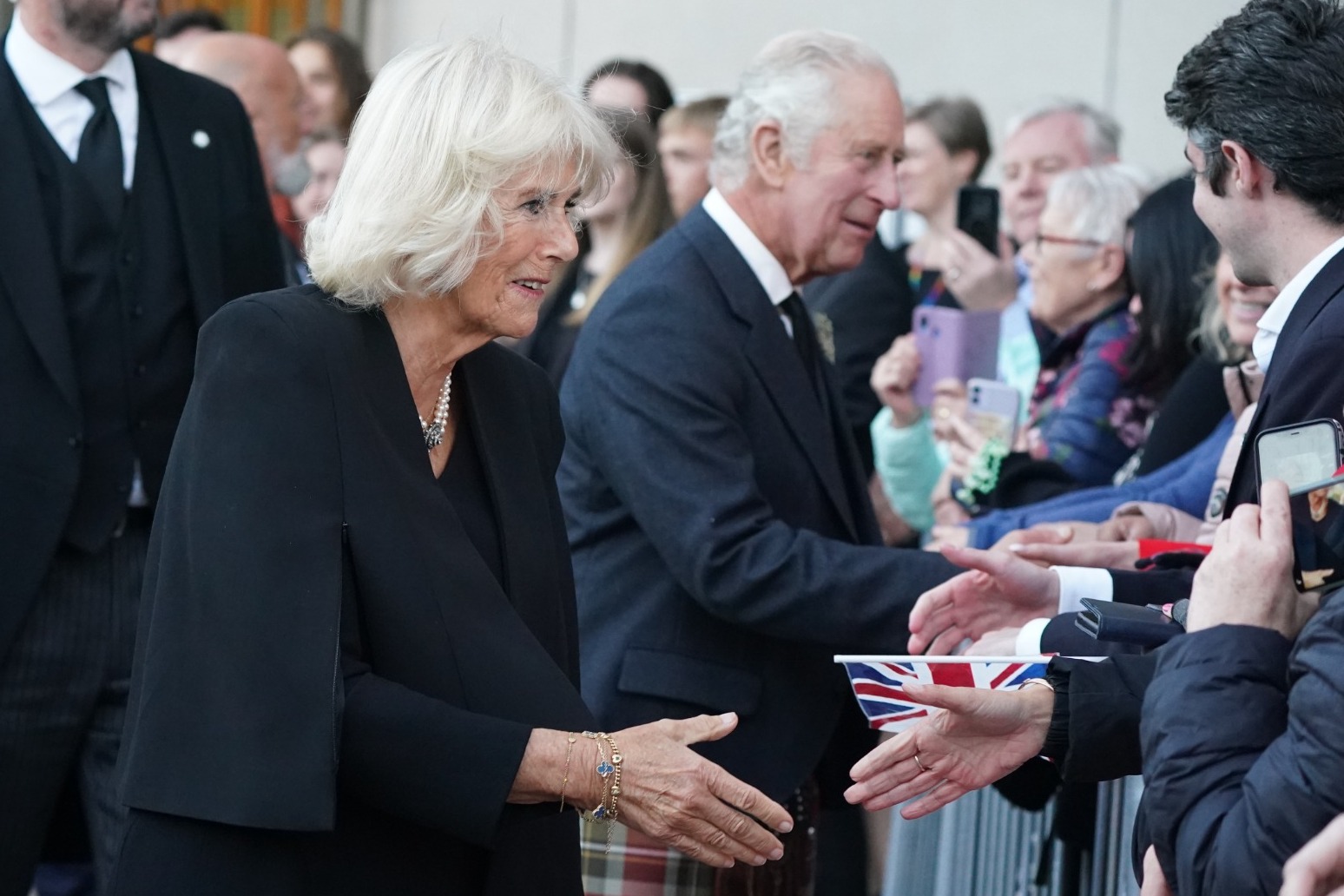 Mourners watching the Queen’s coffin and the King to expect mixed autumn weather 